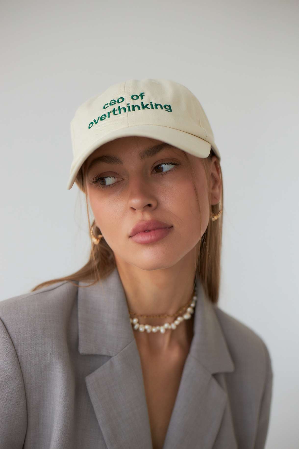 Молочна бавовняна кепка з написом CEO of overthinking
