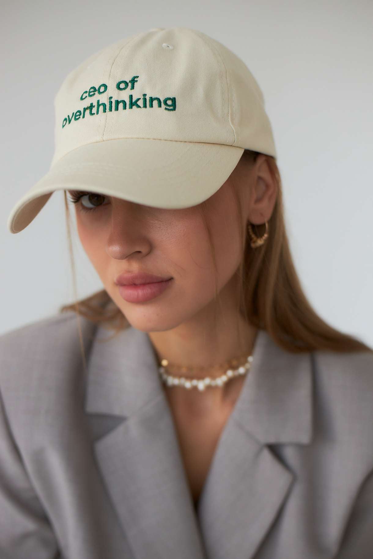 Молочна бавовняна кепка з написом CEO of overthinking