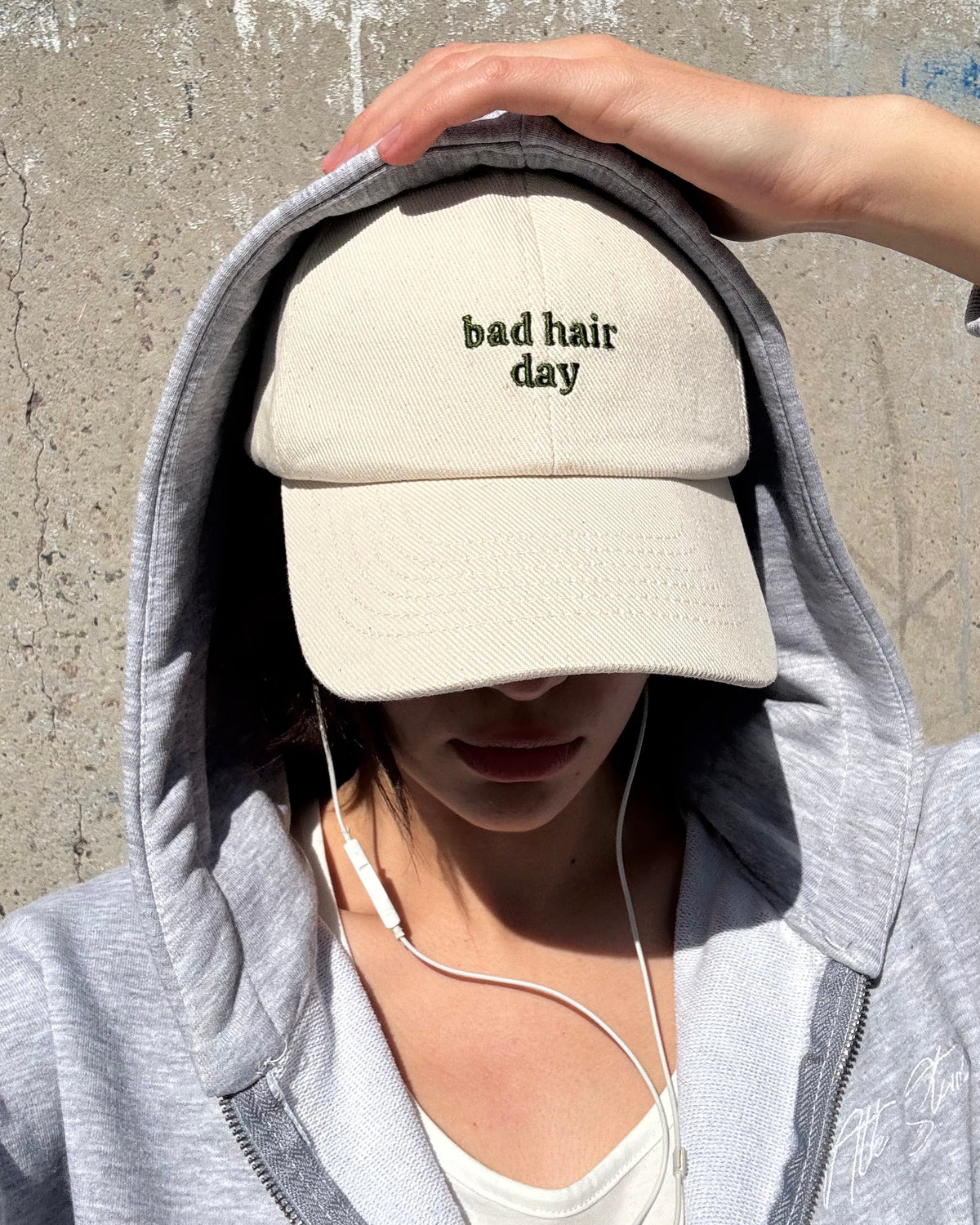Кепка Bad Hair Day молочна