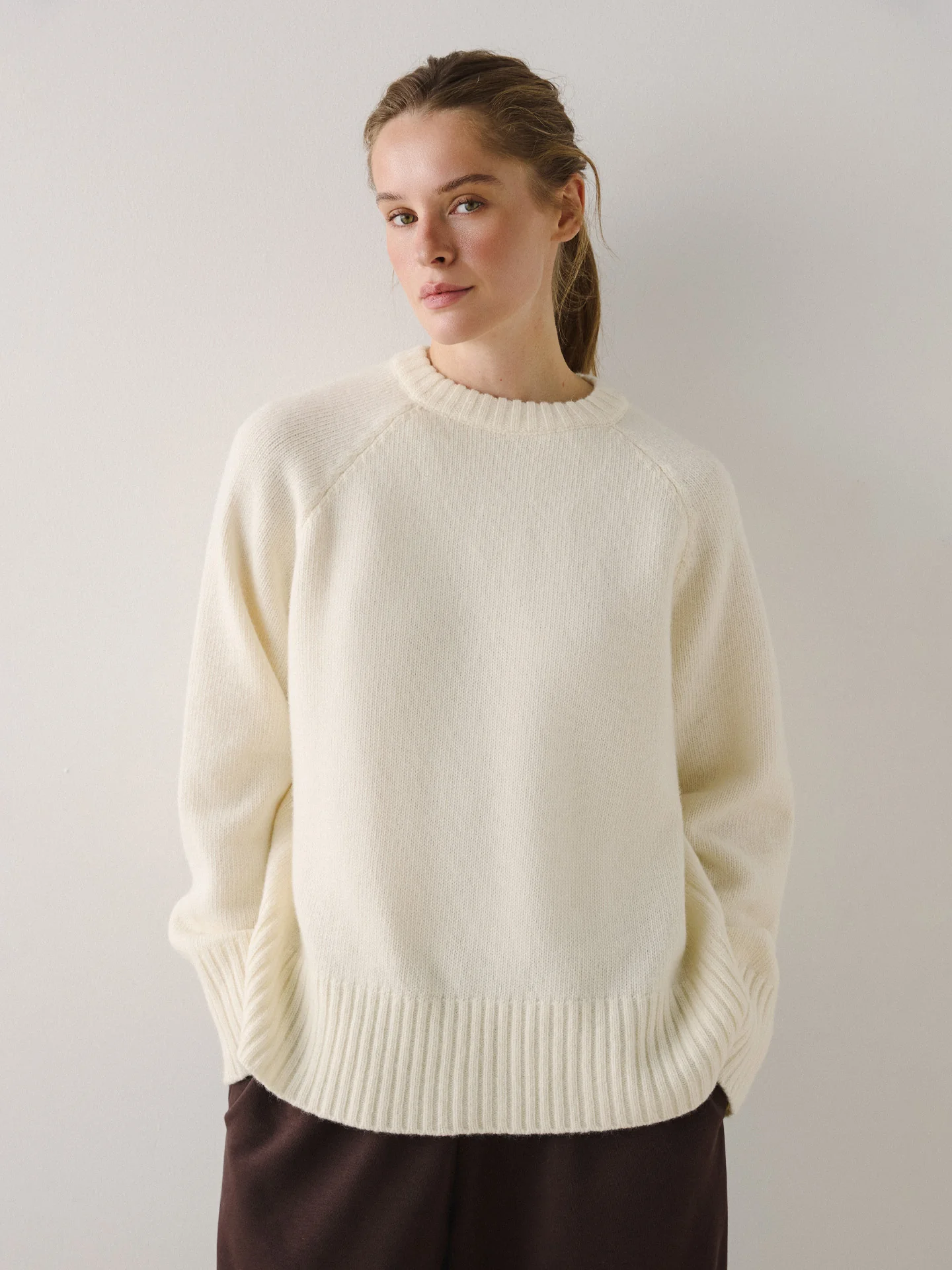 Вовняний молочний светр Basic