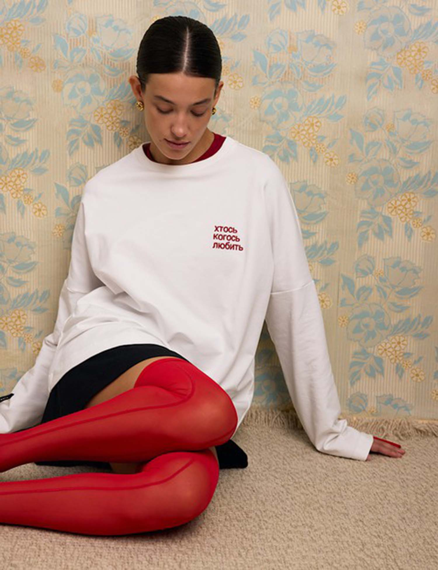 Білий лонгслів "Хтось когось любить"