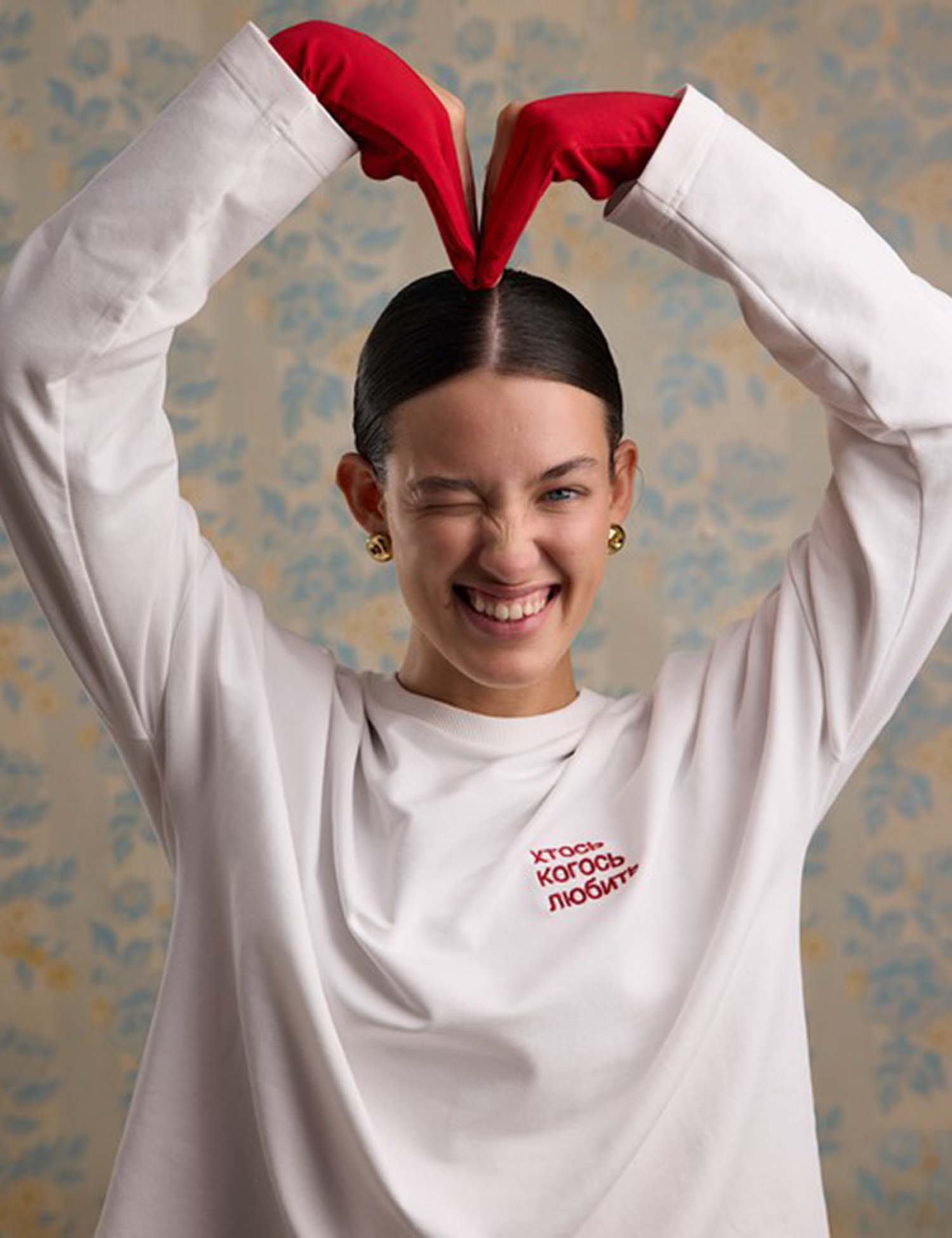 Білий лонгслів "Хтось когось любить"