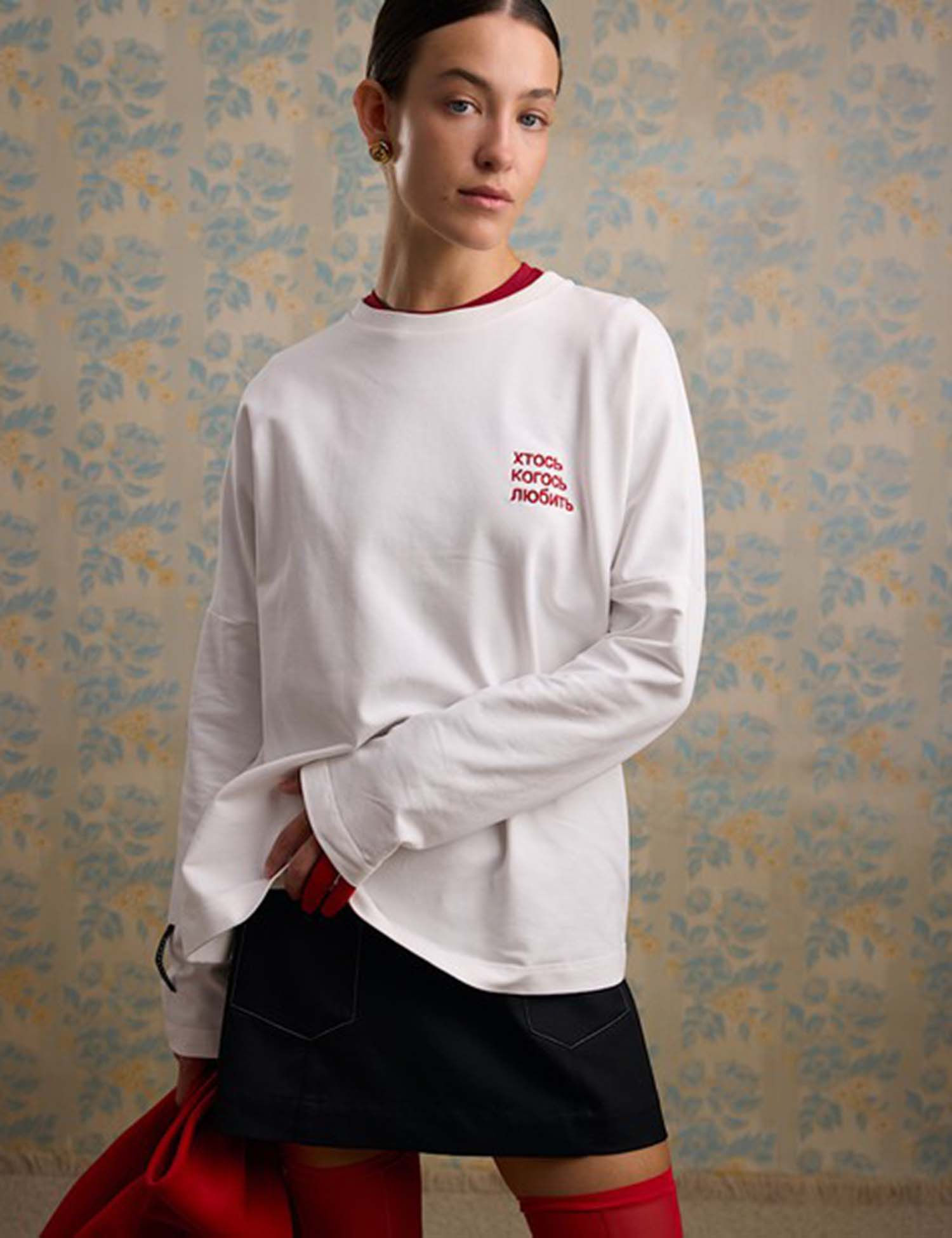 Білий лонгслів "Хтось когось любить"