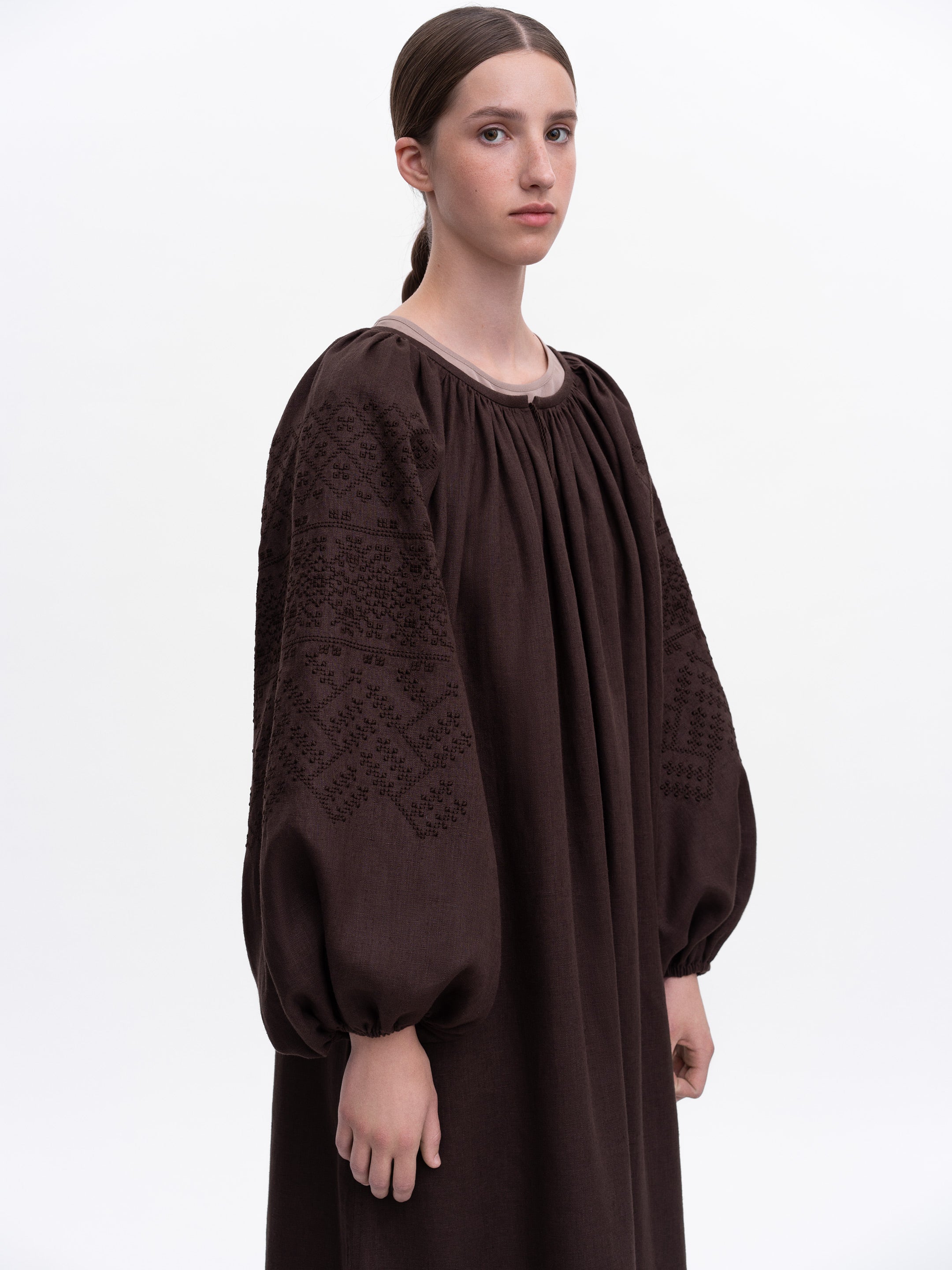 Темно-коричнева вишита сукня "Веліна"