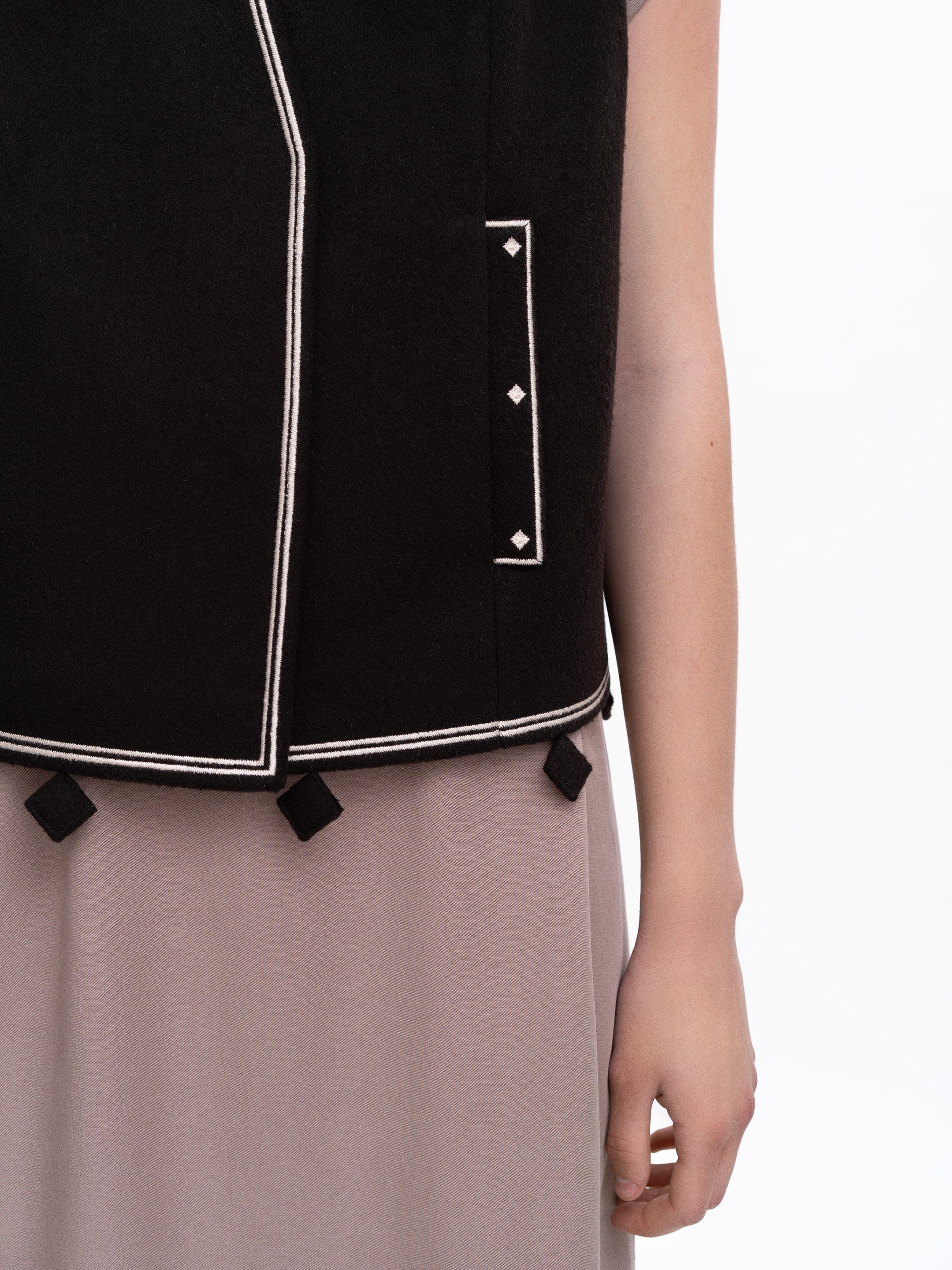 Темно-коричневий вишитий жилет "Кібчик"