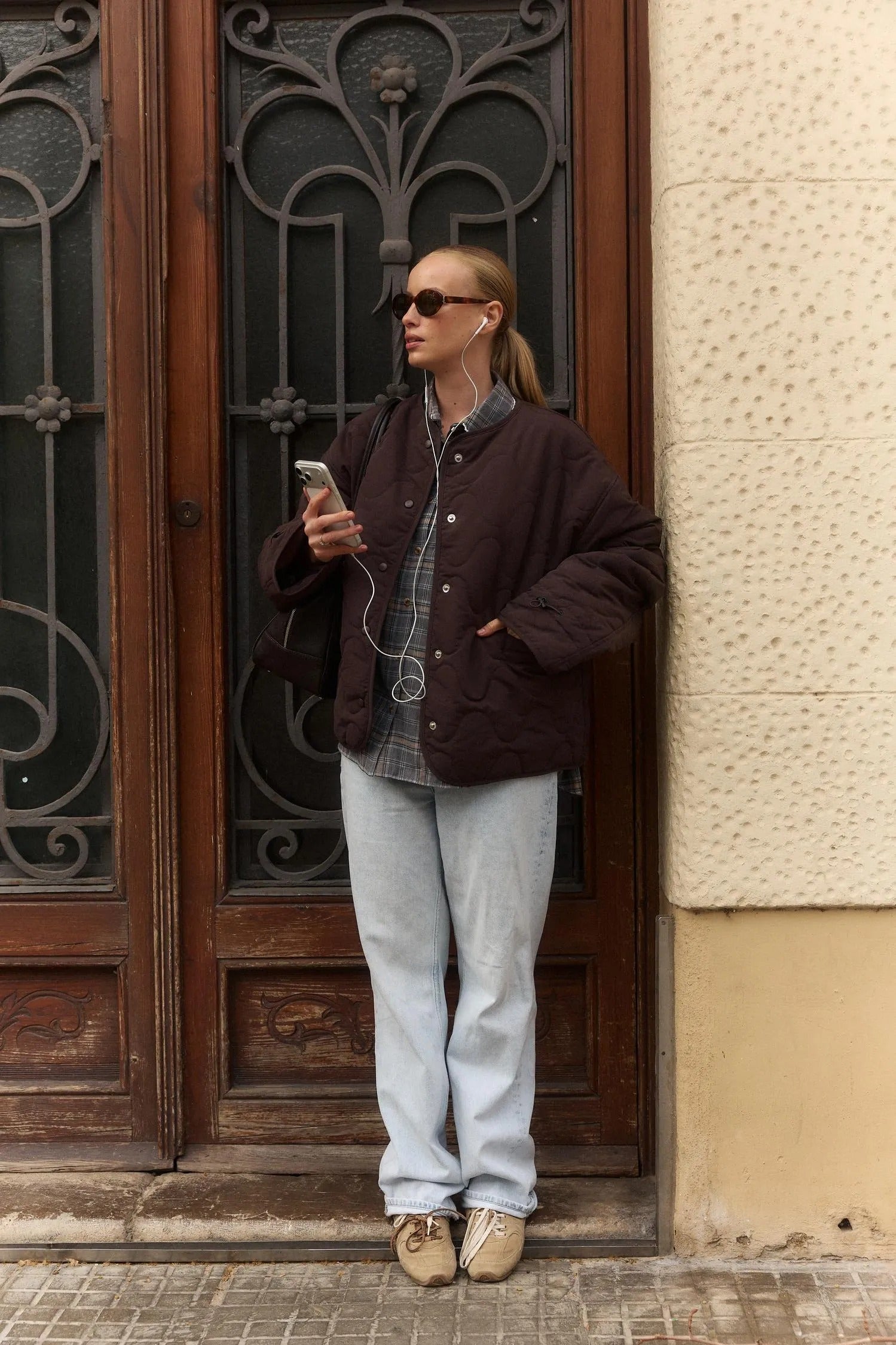 Коричневий лайнер з жатої плащівки