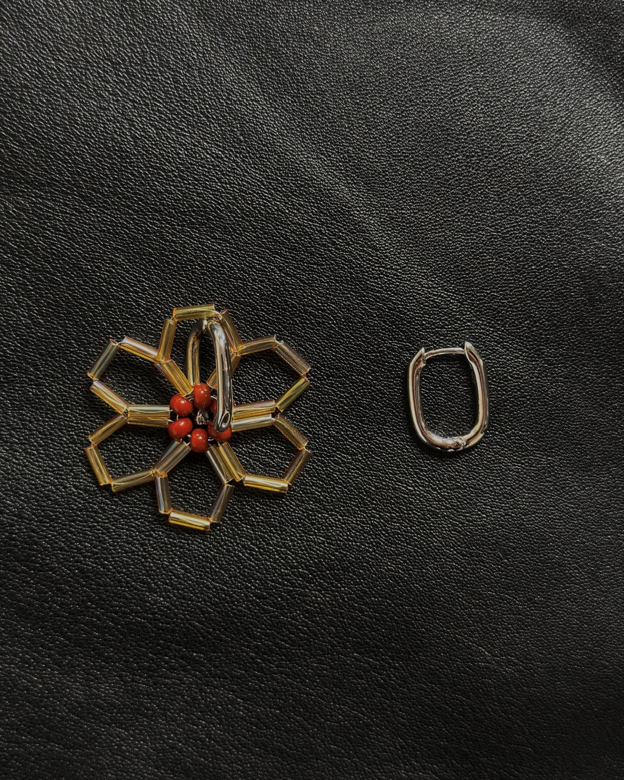 Асиметричні сережки золотиста квітка з бісеру