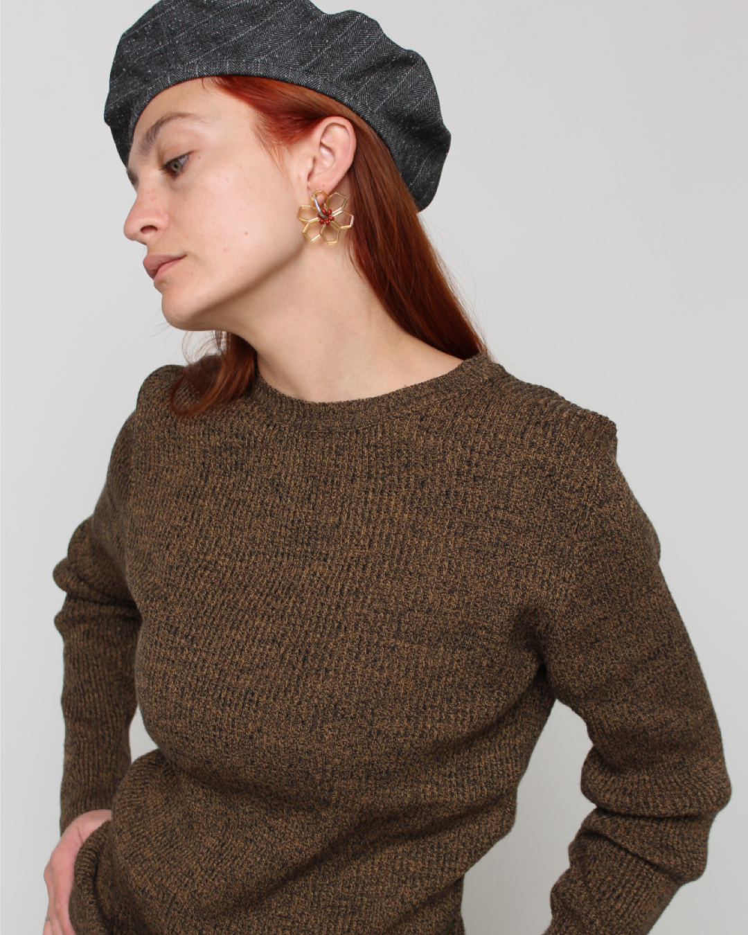 Асиметричні сережки золотиста квітка з бісеру