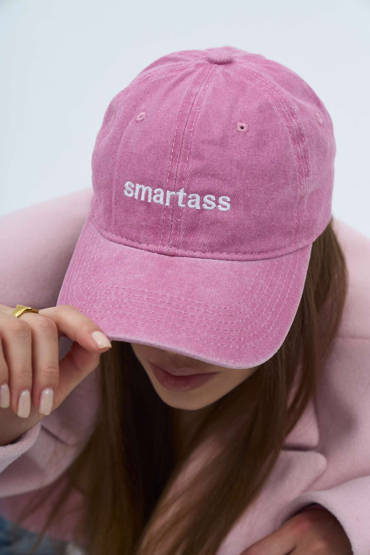 Рожева джинсова кепка з написом Smartass