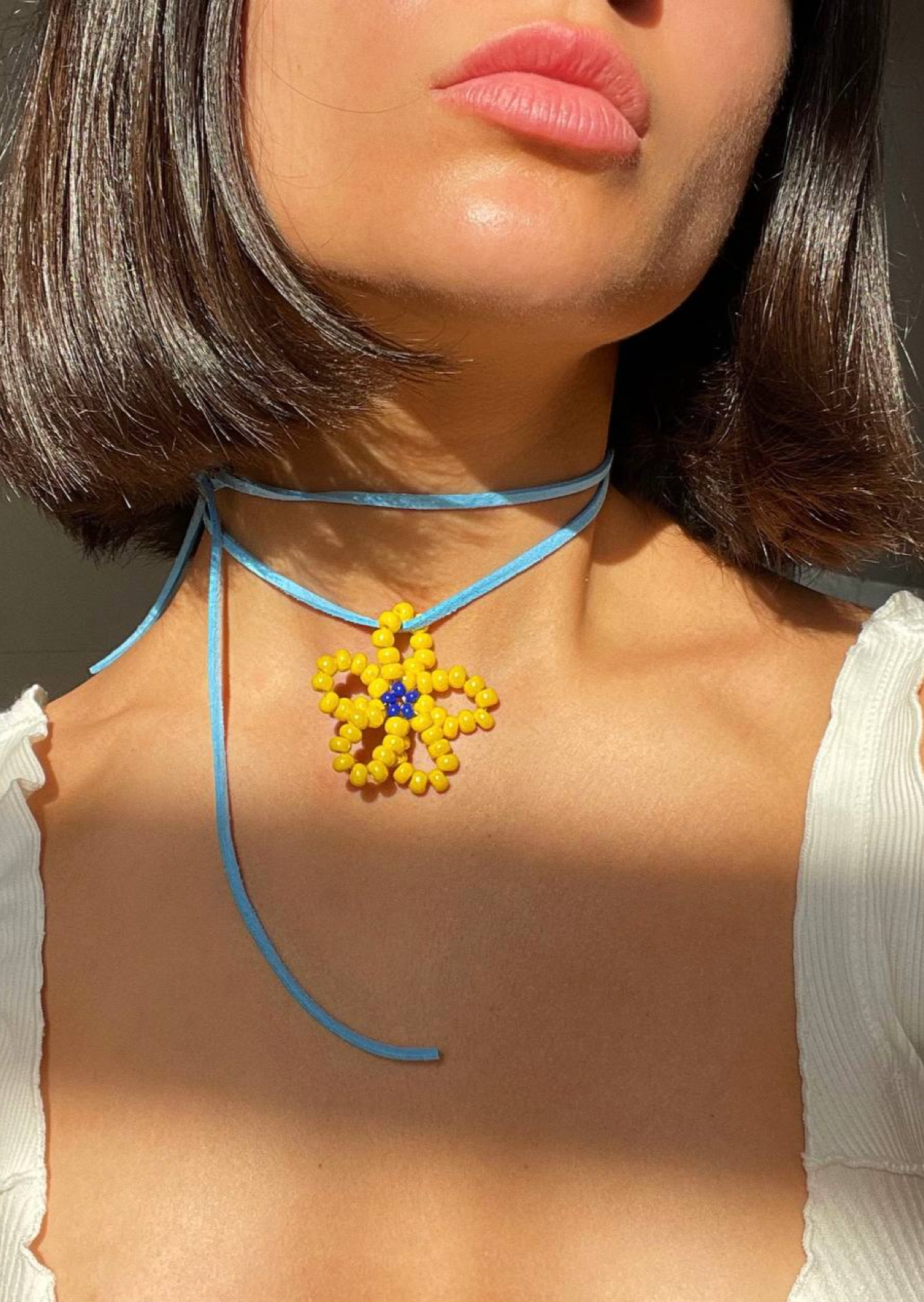 Жовто-блакитна квітка на блакитному шнурочку
