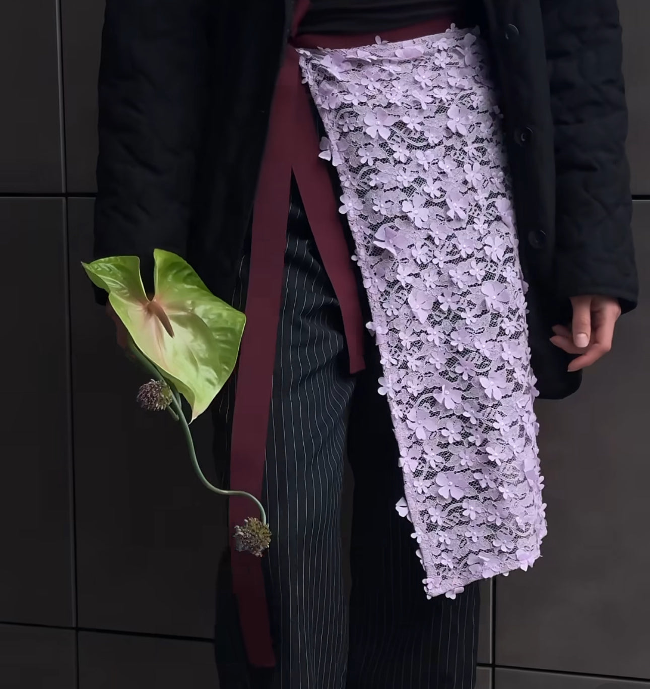 Бузковий фартушок з мережива