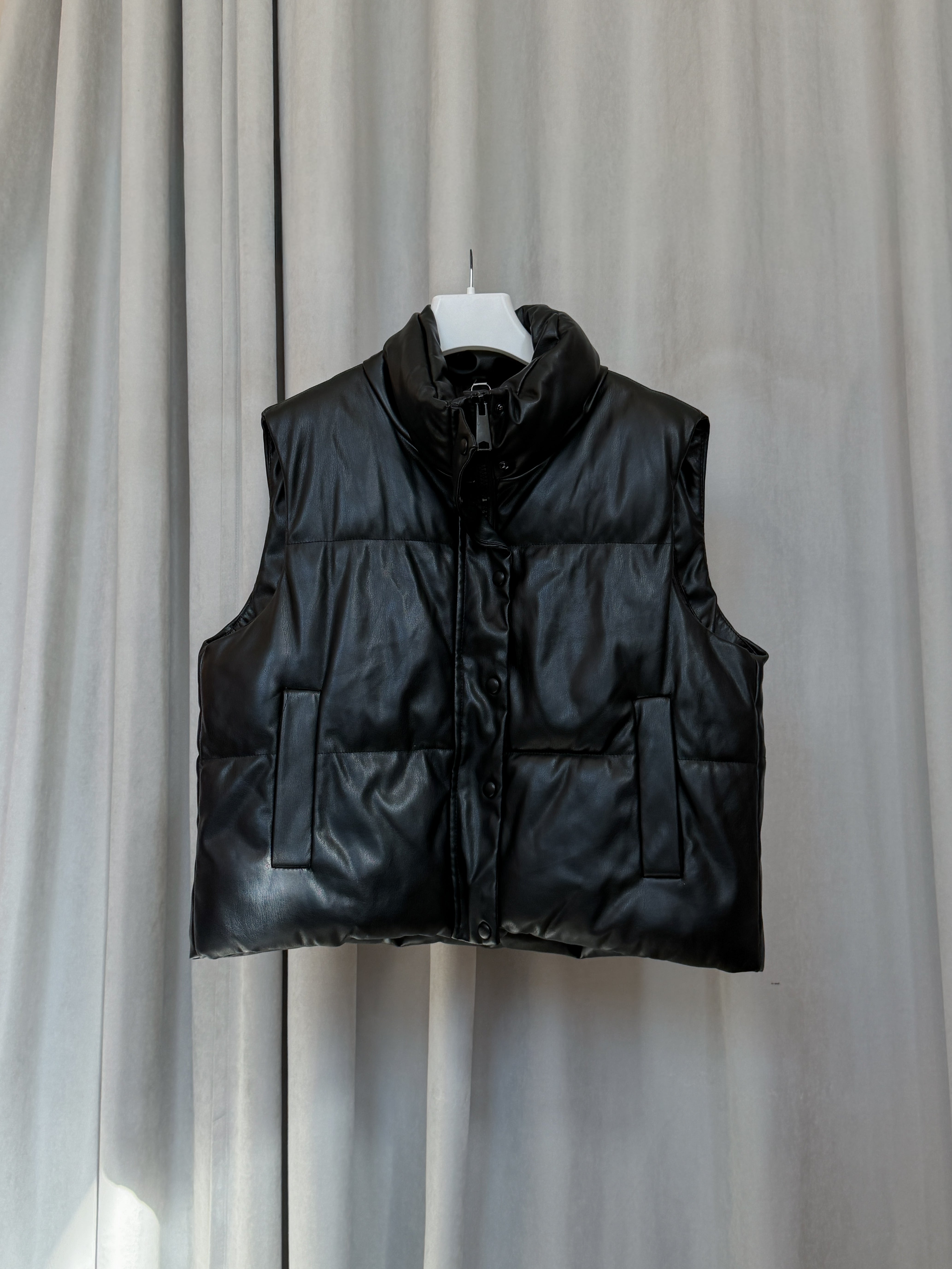 Чорний жилет