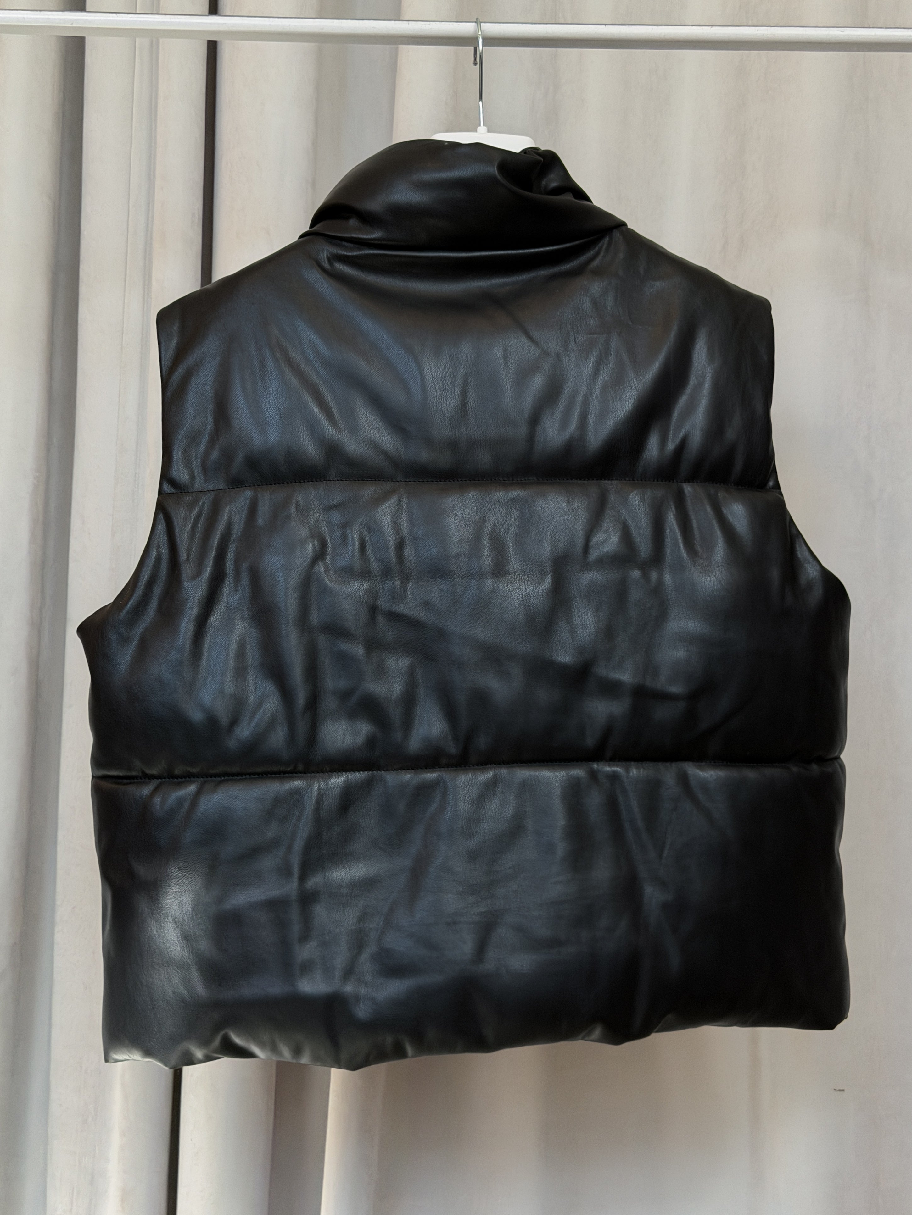 Чорний жилет