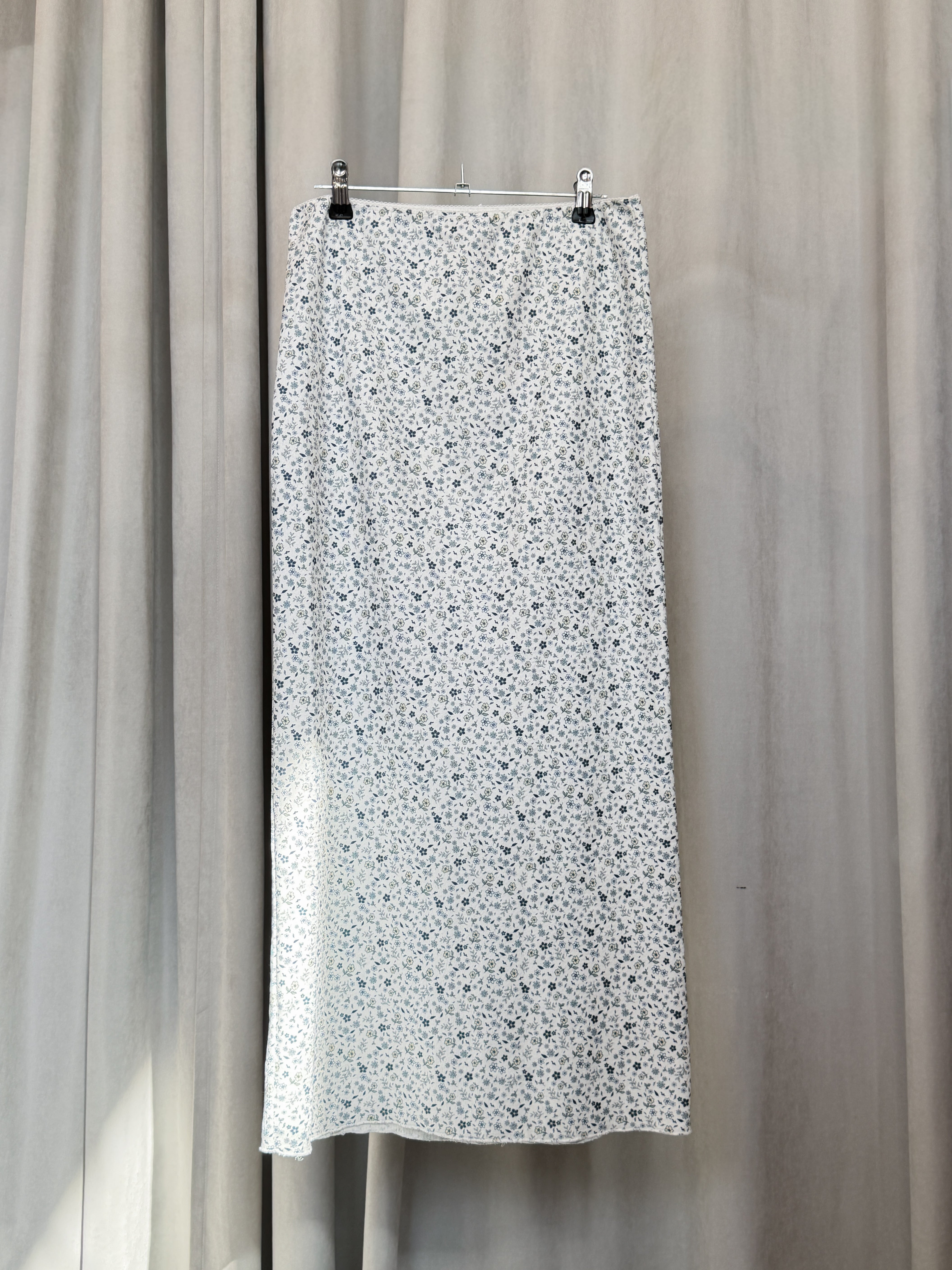 Біла спідниця у квіточку