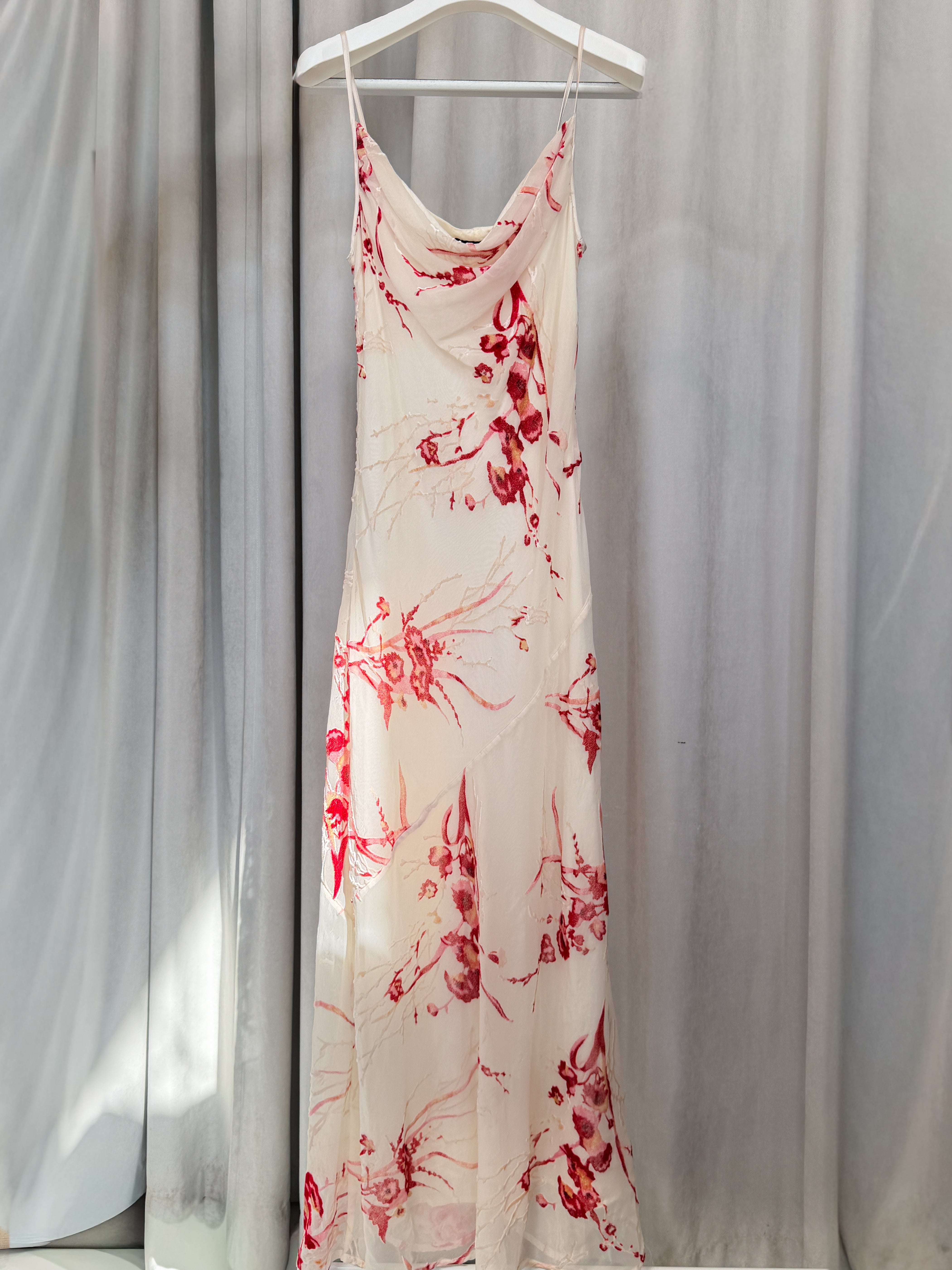 Сукня з червоними квітами