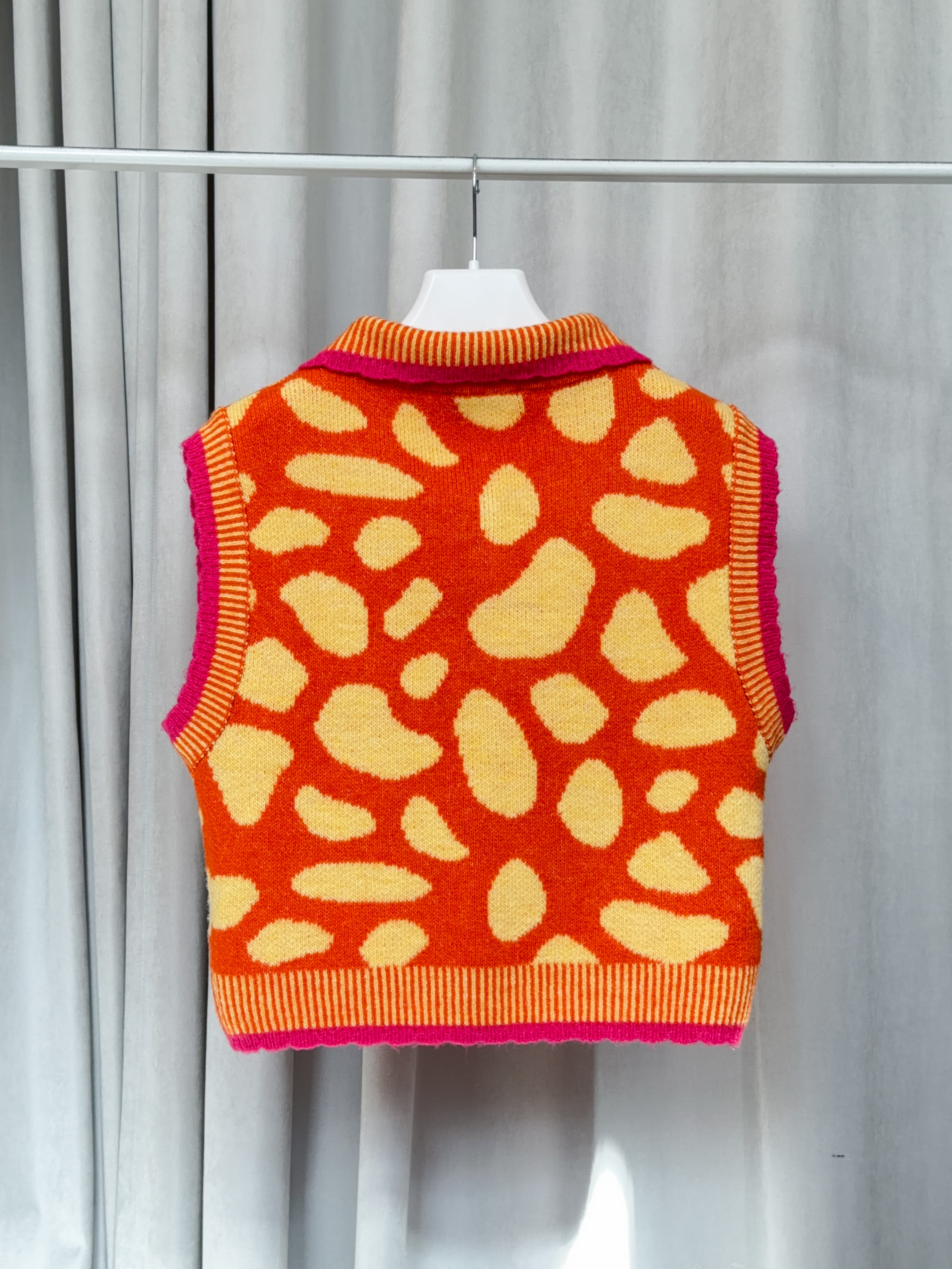 Яскрава жилетка