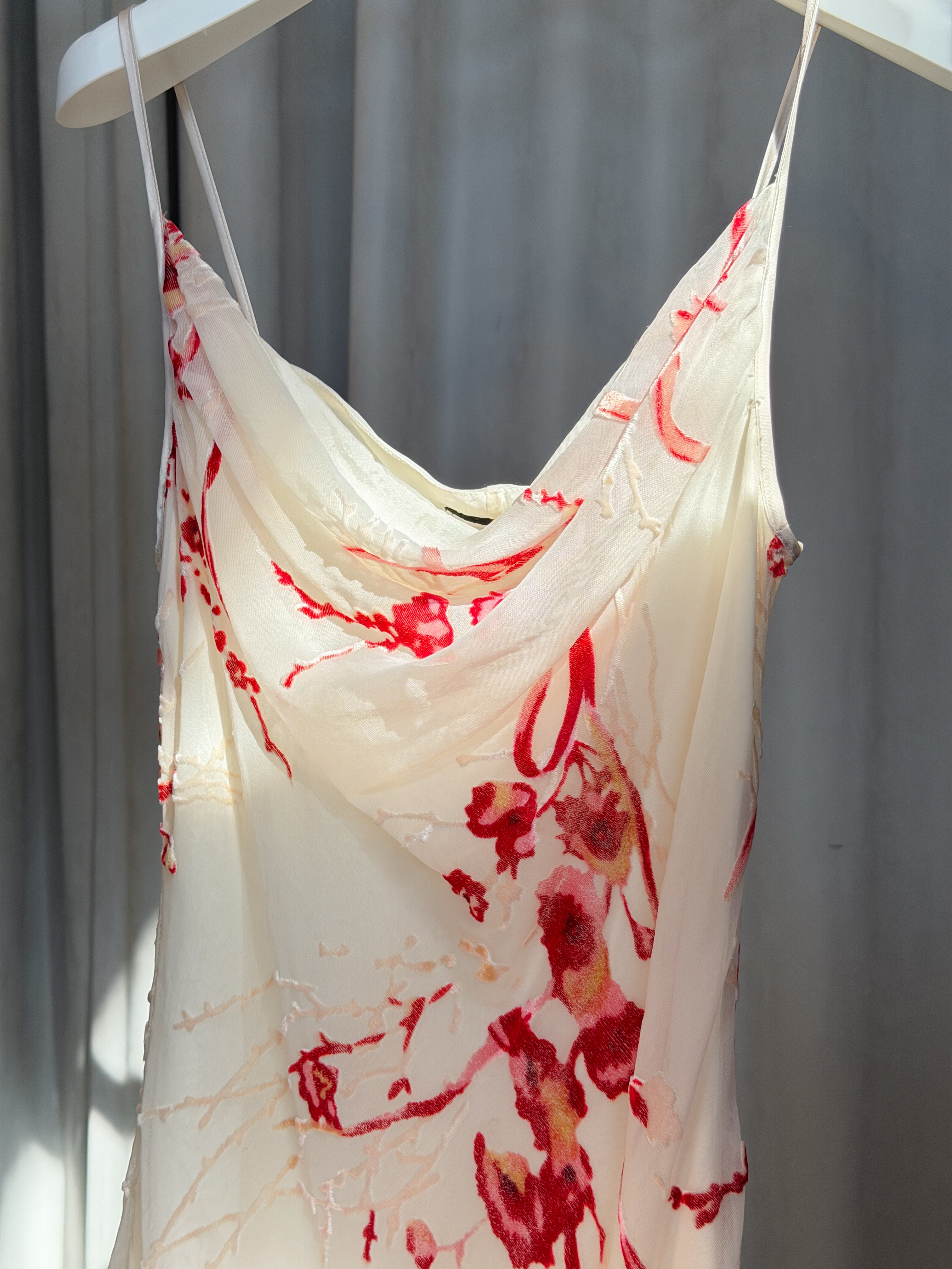 Сукня з червоними квітами