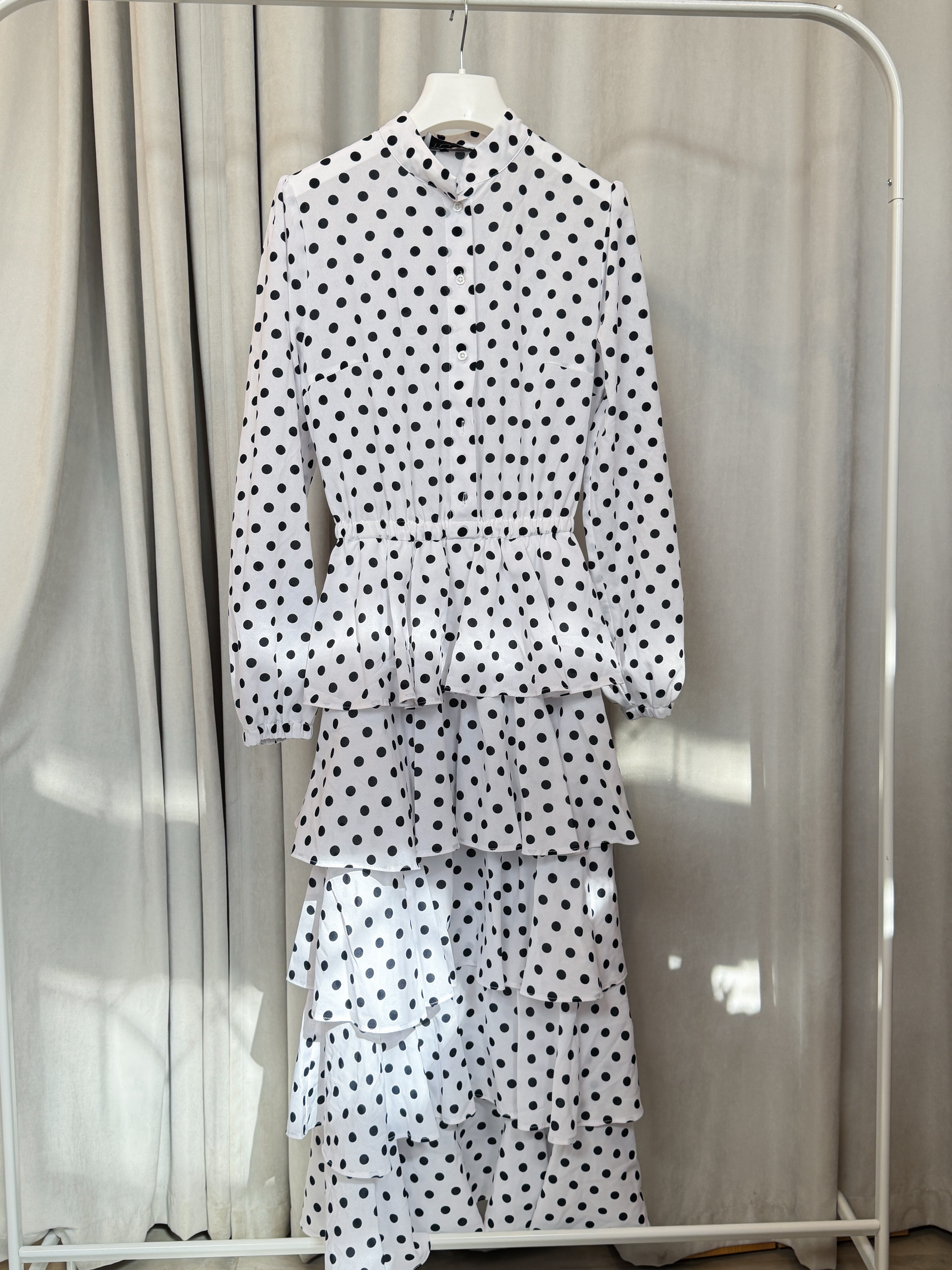 Біла сукня в горох