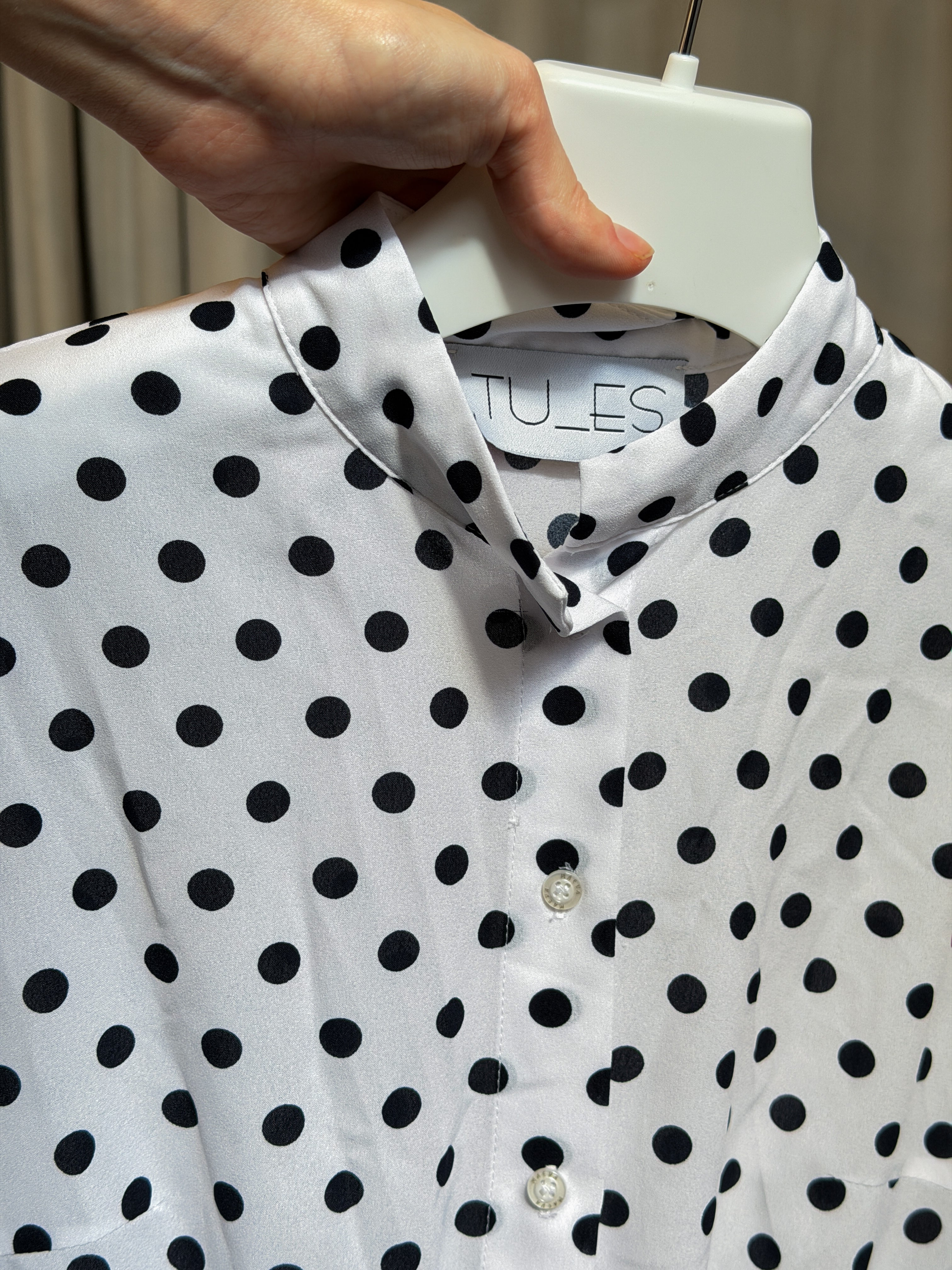 Біла сукня в горох