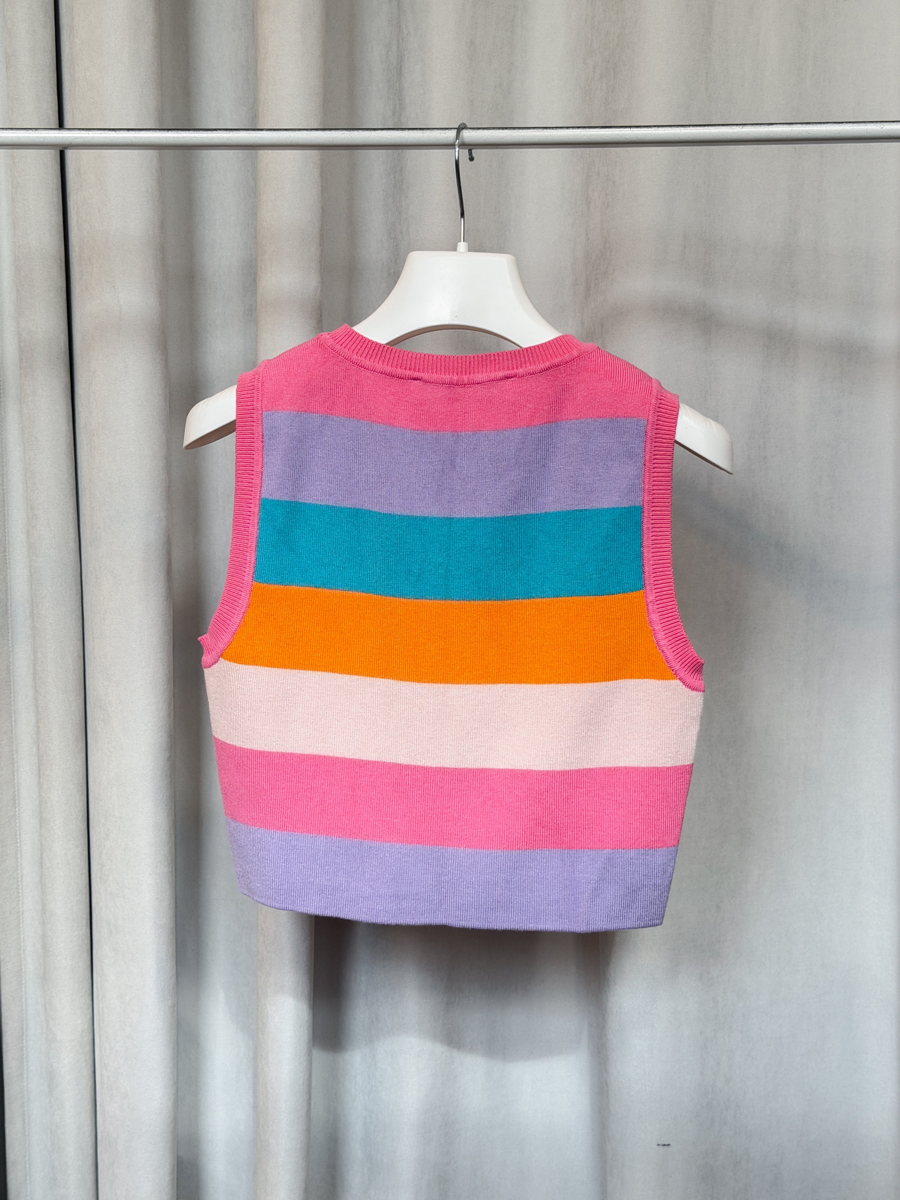 Кольоровий жилет у смужку