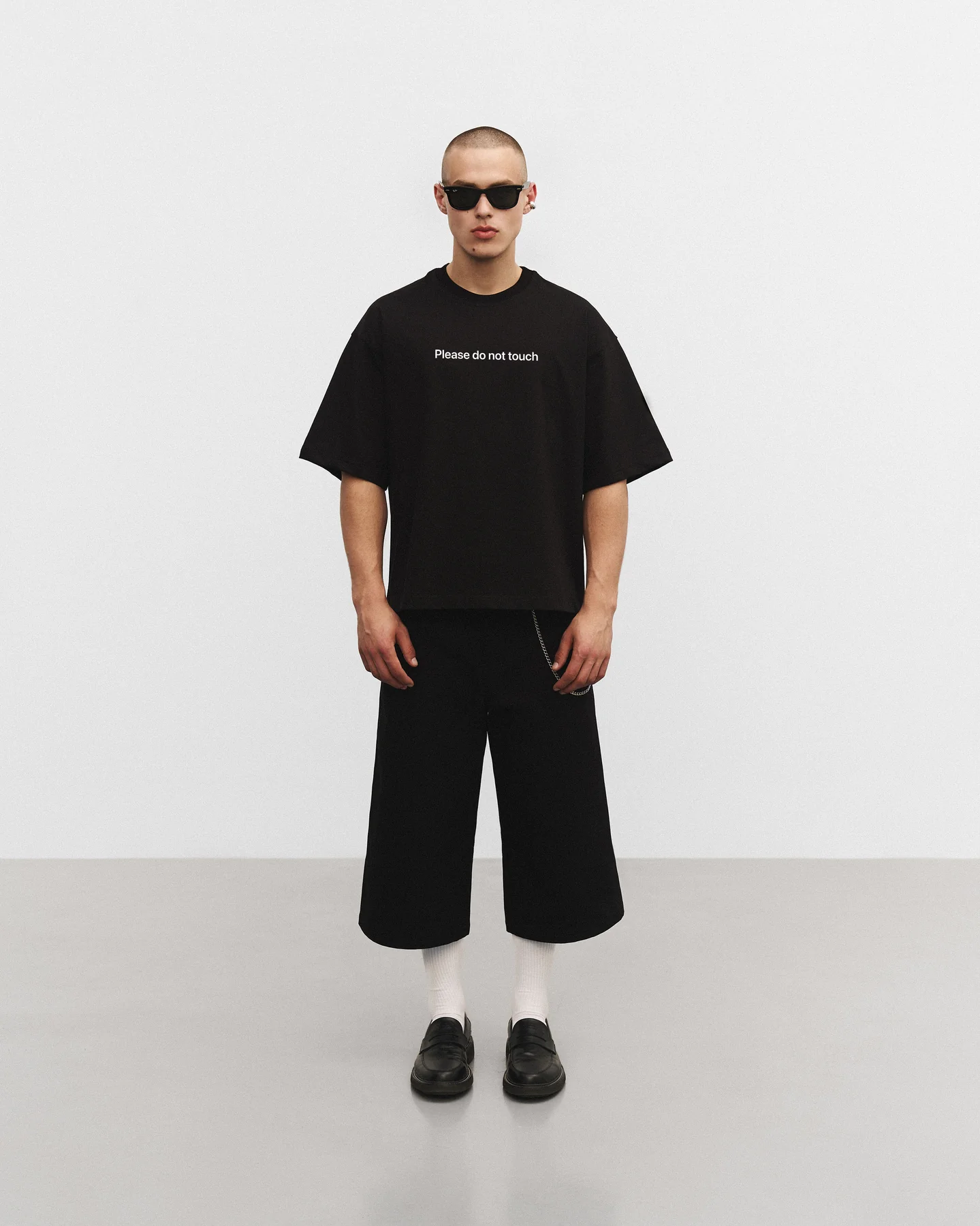 Чорна оверсайз футболка “Please do not touch” унісекс
