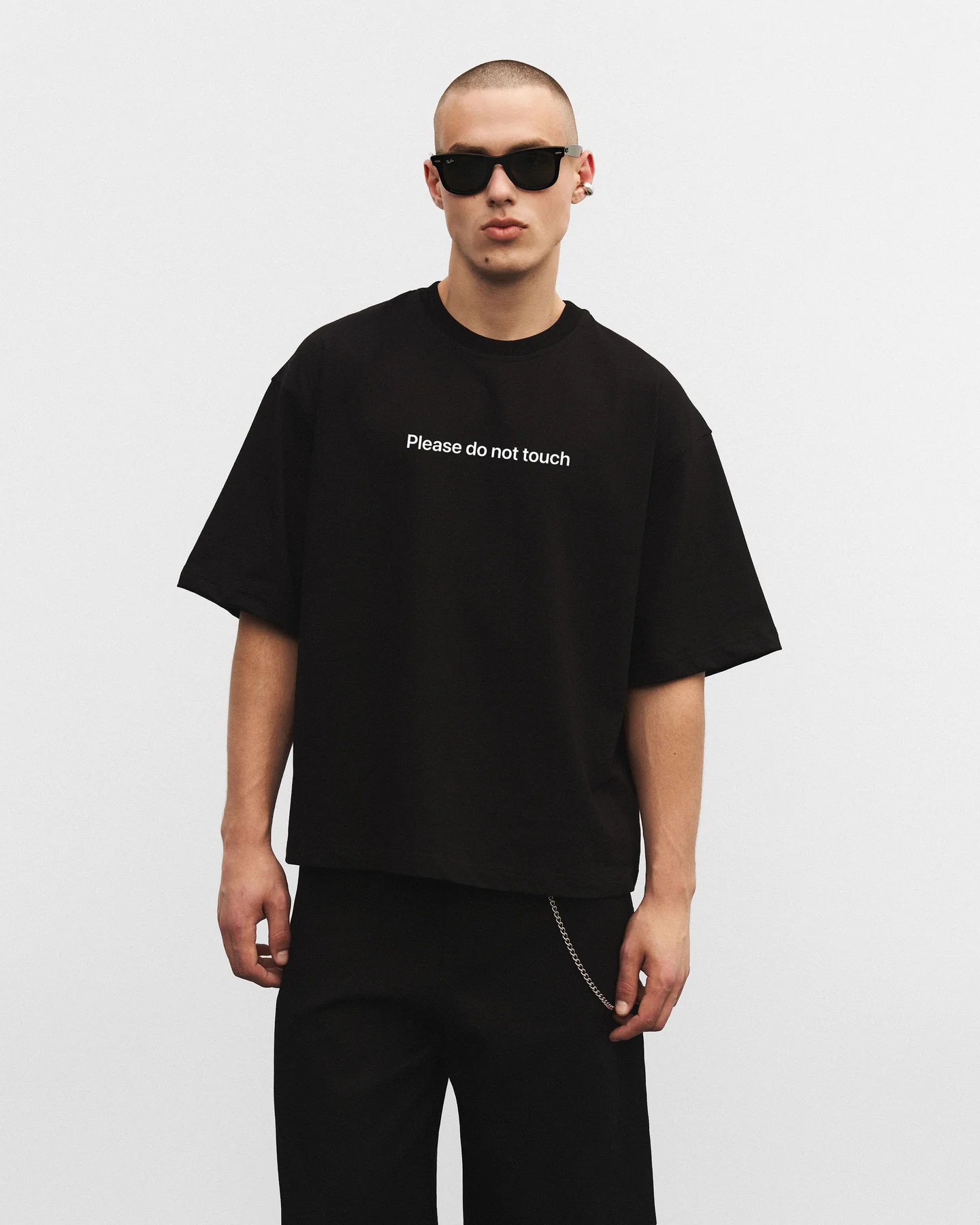 Чорна оверсайз футболка “Please do not touch” унісекс