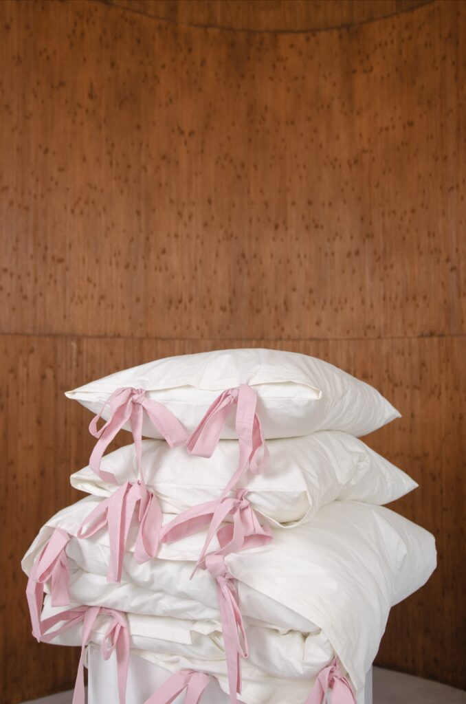 Постільна білизна молочна з рожевими завʼязками