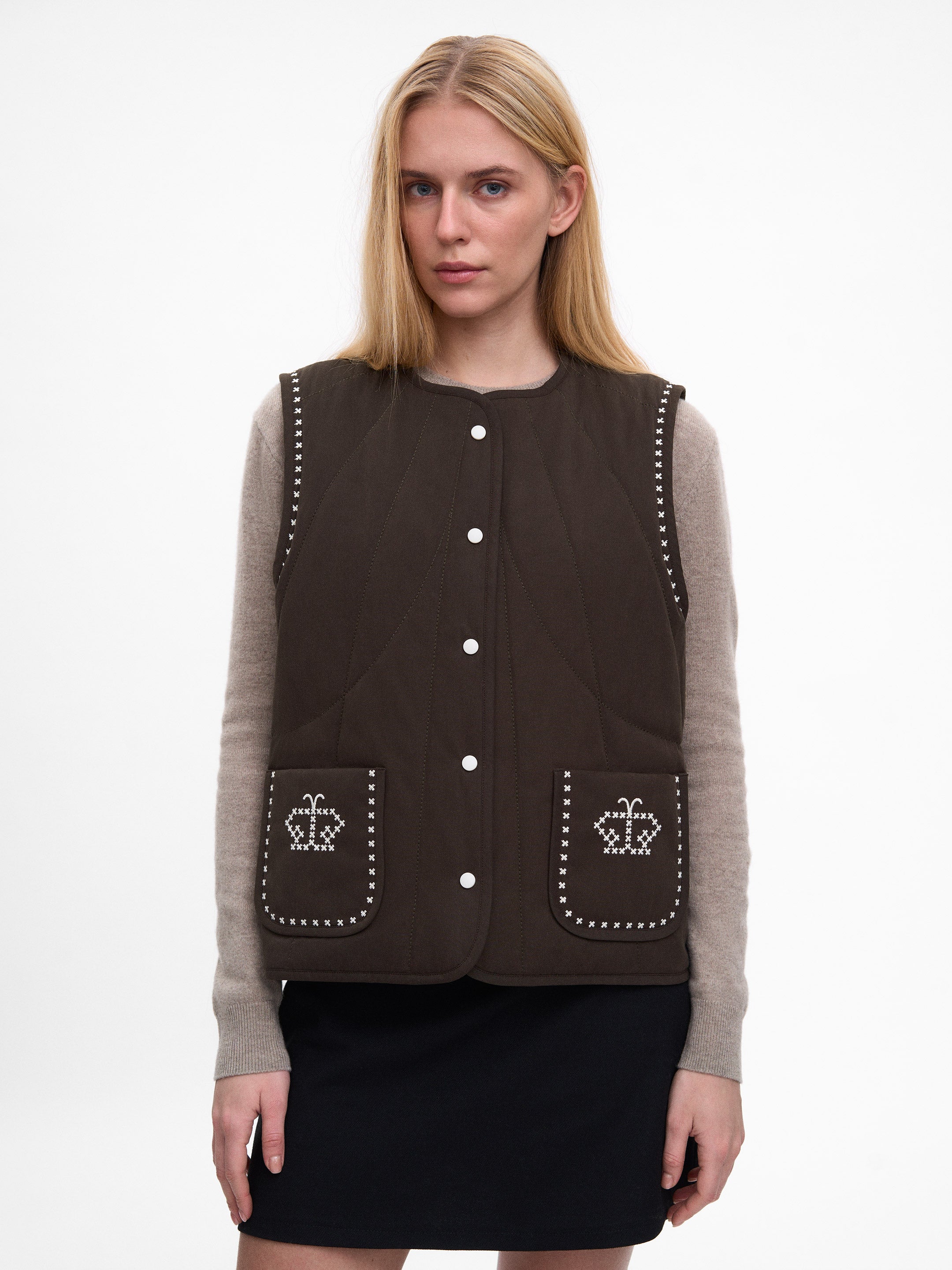 Темно-коричневий вишитий жилет Крильце