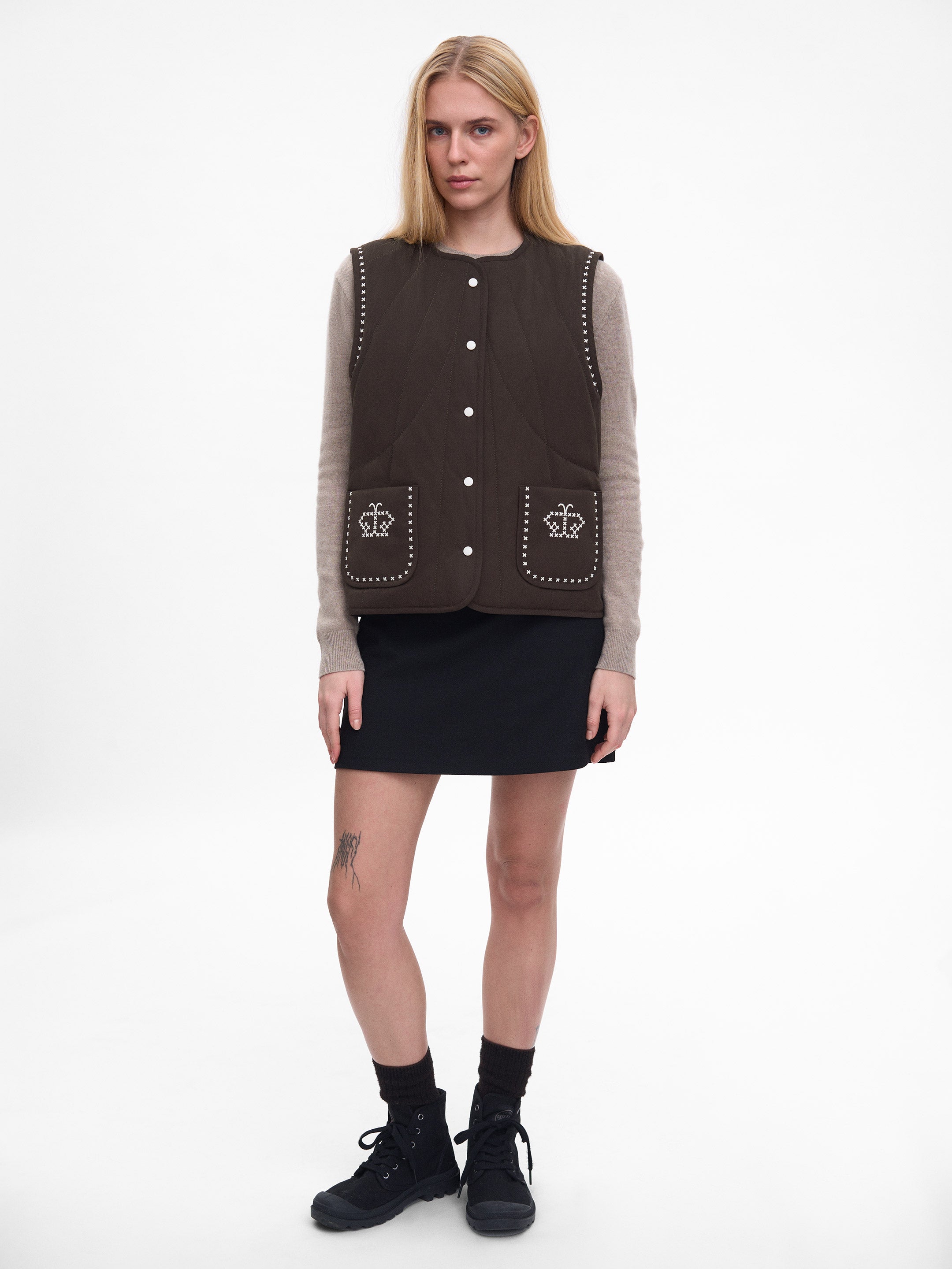 Темно-коричневий вишитий жилет Крильце