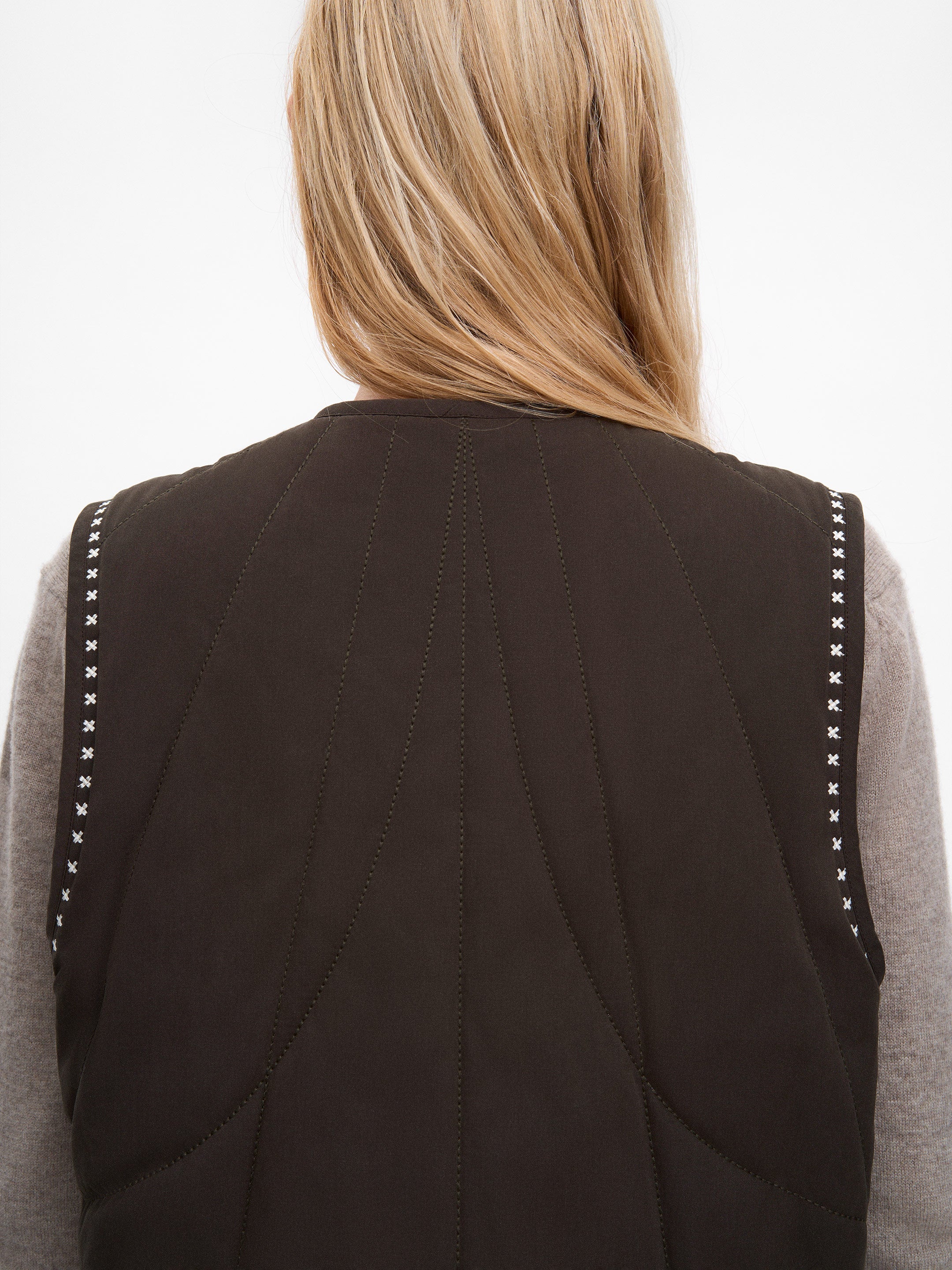 Темно-коричневий вишитий жилет Крильце