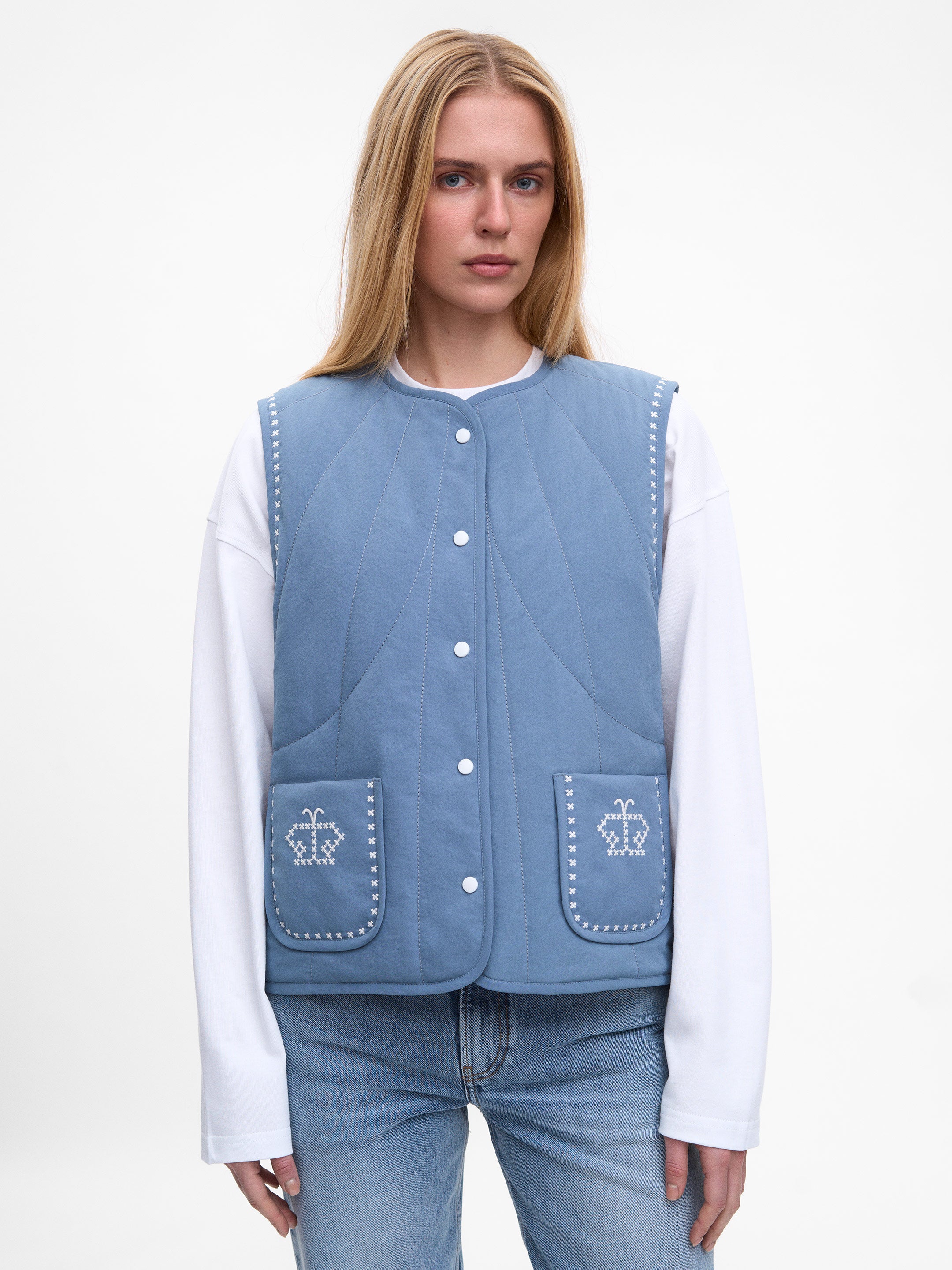Блакитний вишитий жилет Метеличка
