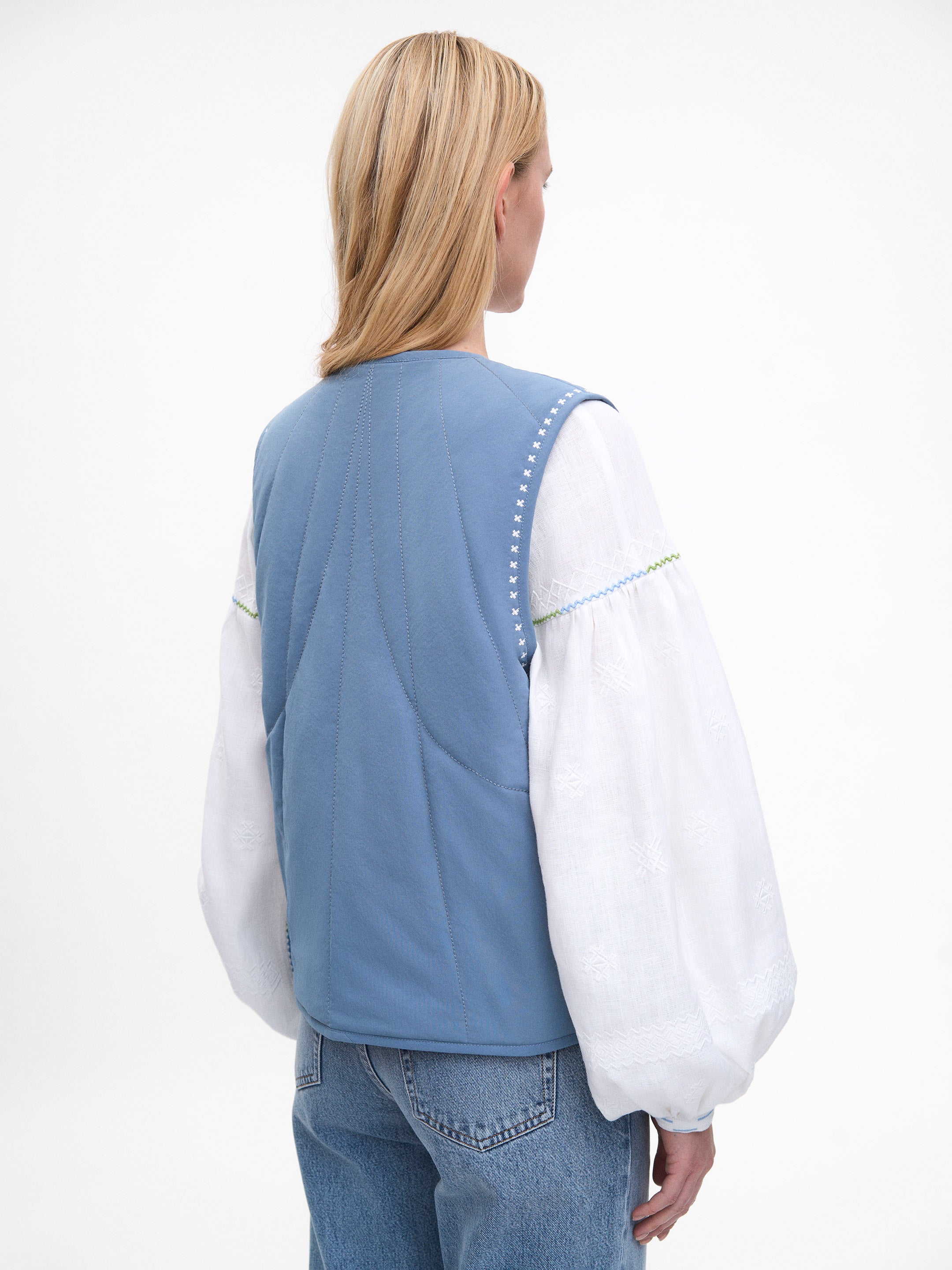 Блакитний вишитий жилет Метеличка