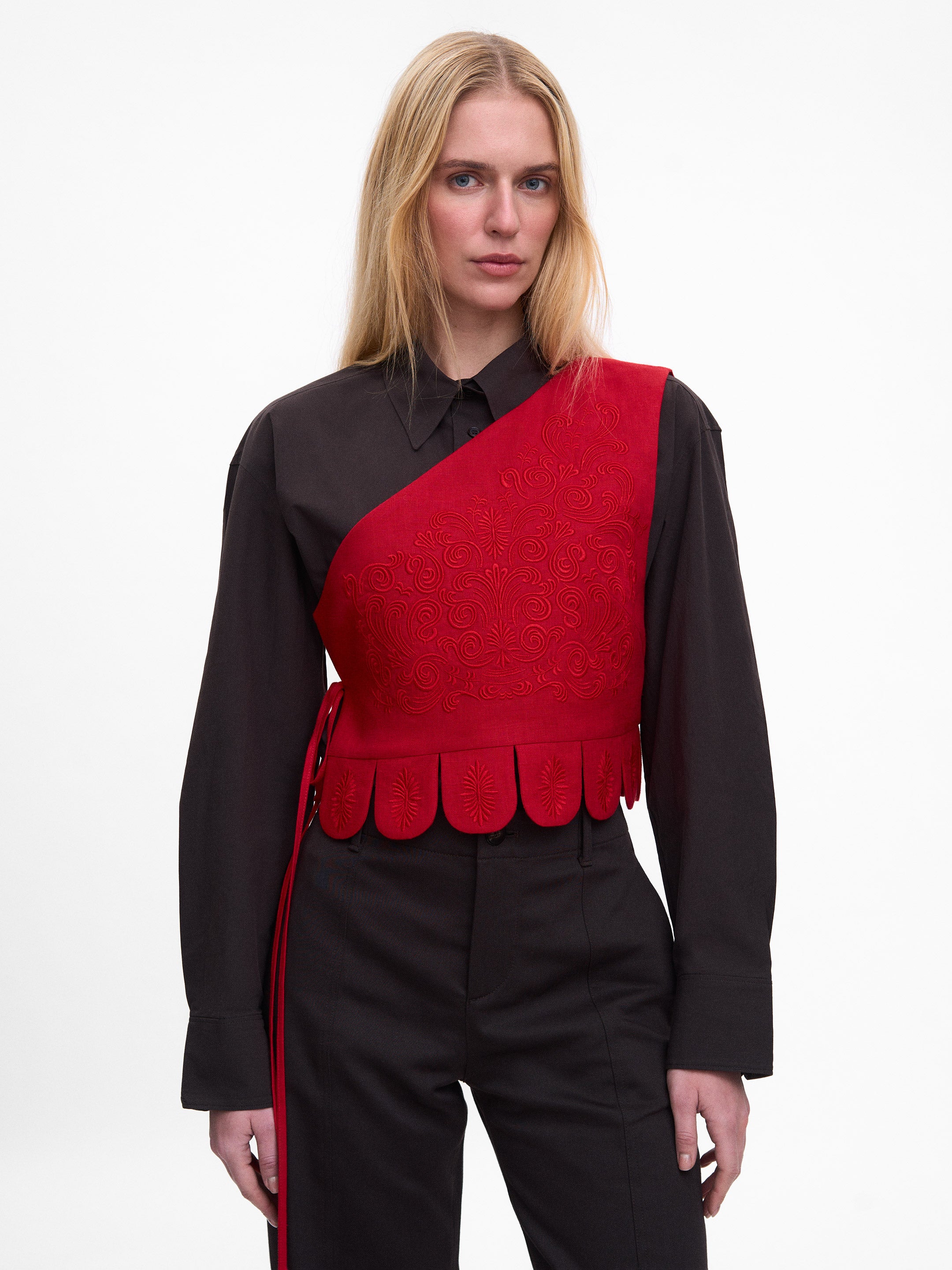 Асиметричний жилет з червоною вишивкою в тон Осяйна