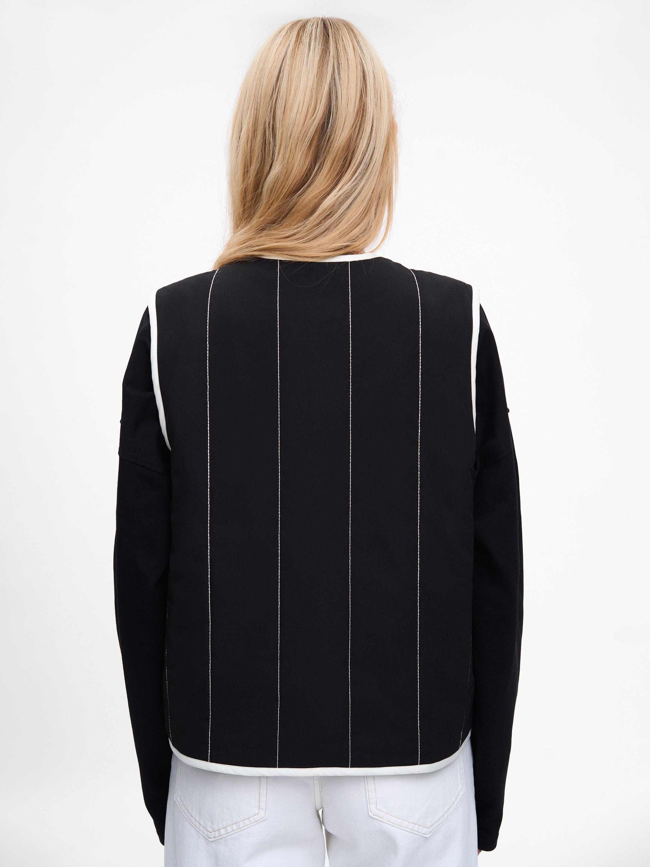 Чорний вишитий жилет Сяйвиця