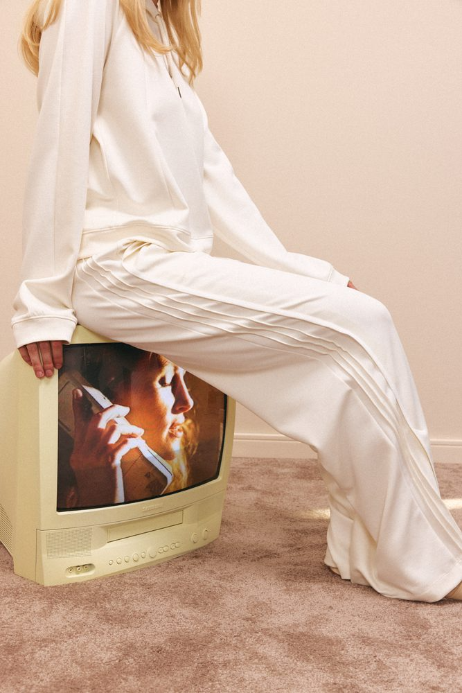 Штани з м'якої тканини модал із декоративними швами Cherry молочні