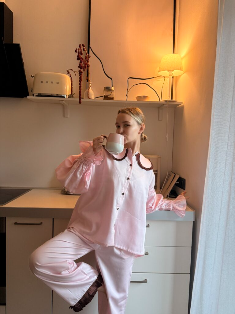 Сатинова піжама рожевого кольору з шоколадним коміром та рюшами