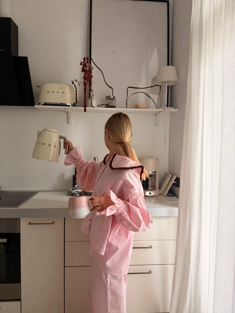 Сатинова піжама рожевого кольору з шоколадним коміром та рюшами