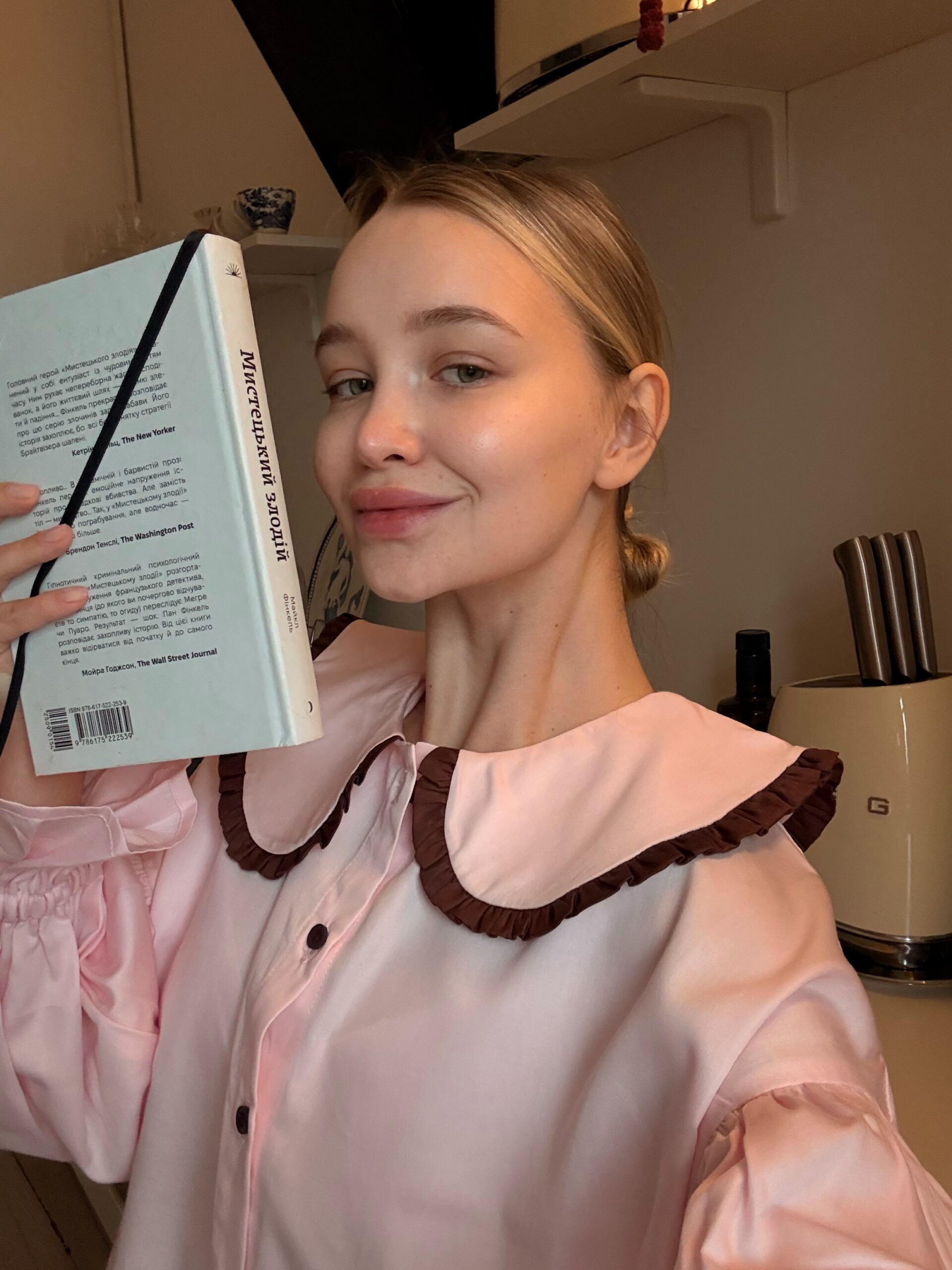 Сатинова піжама рожевого кольору з шоколадним коміром та рюшами