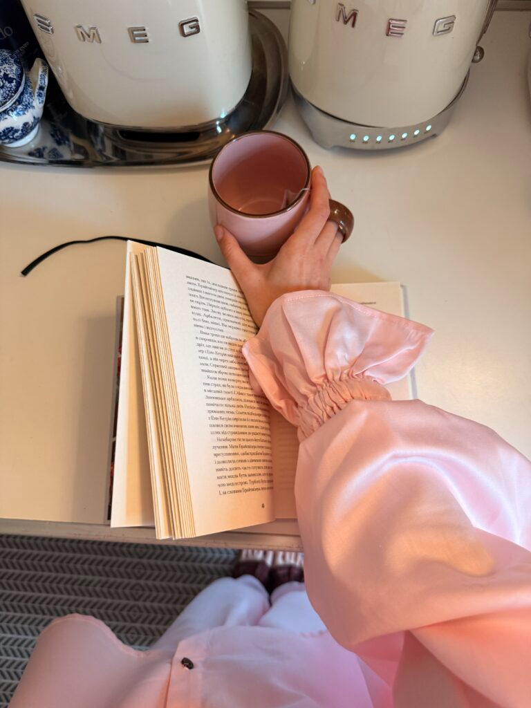 Сатинова піжама рожевого кольору з шоколадним коміром та рюшами