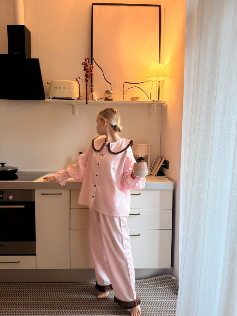 Сатинова піжама рожевого кольору з шоколадним коміром та рюшами