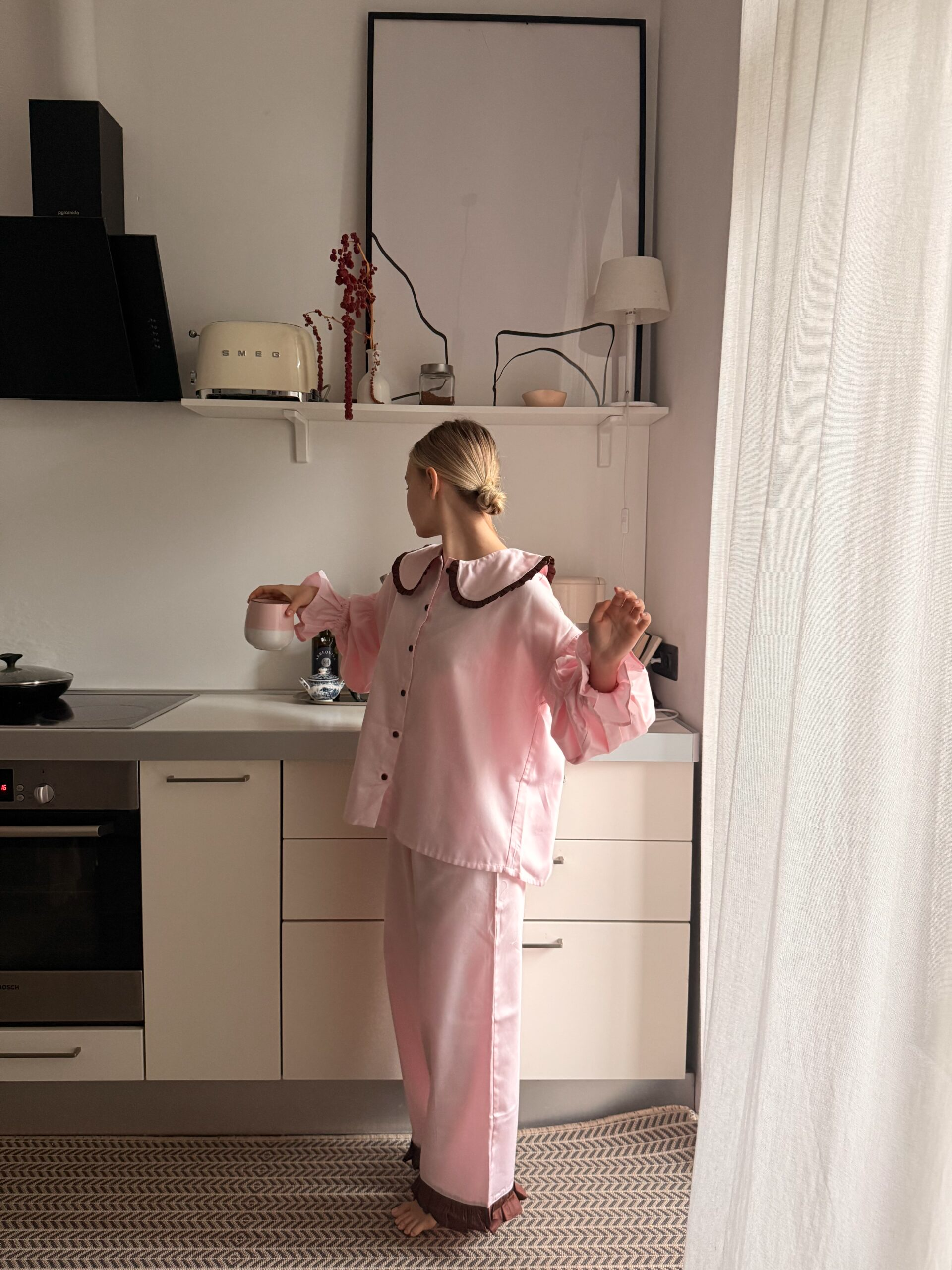 Сатинова піжама рожевого кольору з шоколадним коміром та рюшами