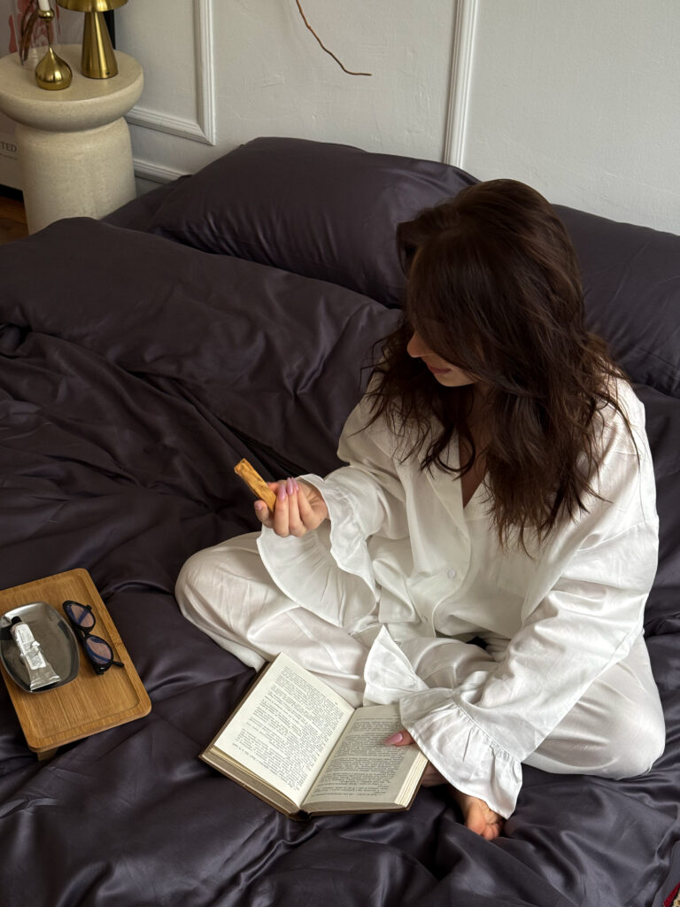 Сатинова піжама молочна з рюшами (сорочка+штани)