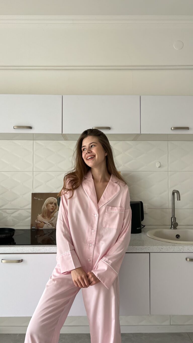 Рожева сатинова піжама з білим кантом