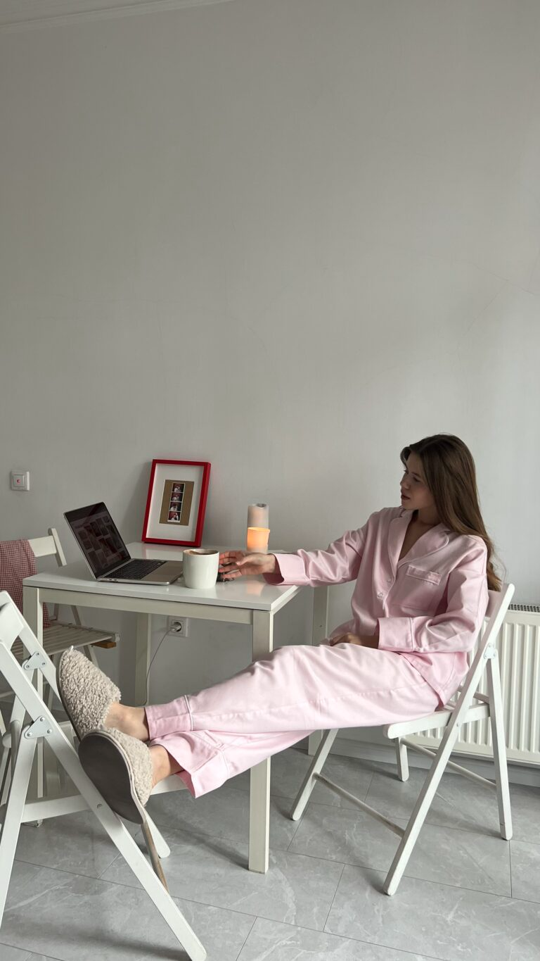 Рожева сатинова піжама з білим кантом