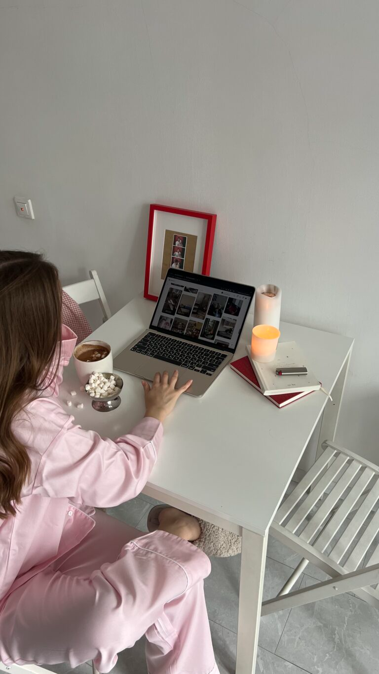 Рожева сатинова піжама з білим кантом