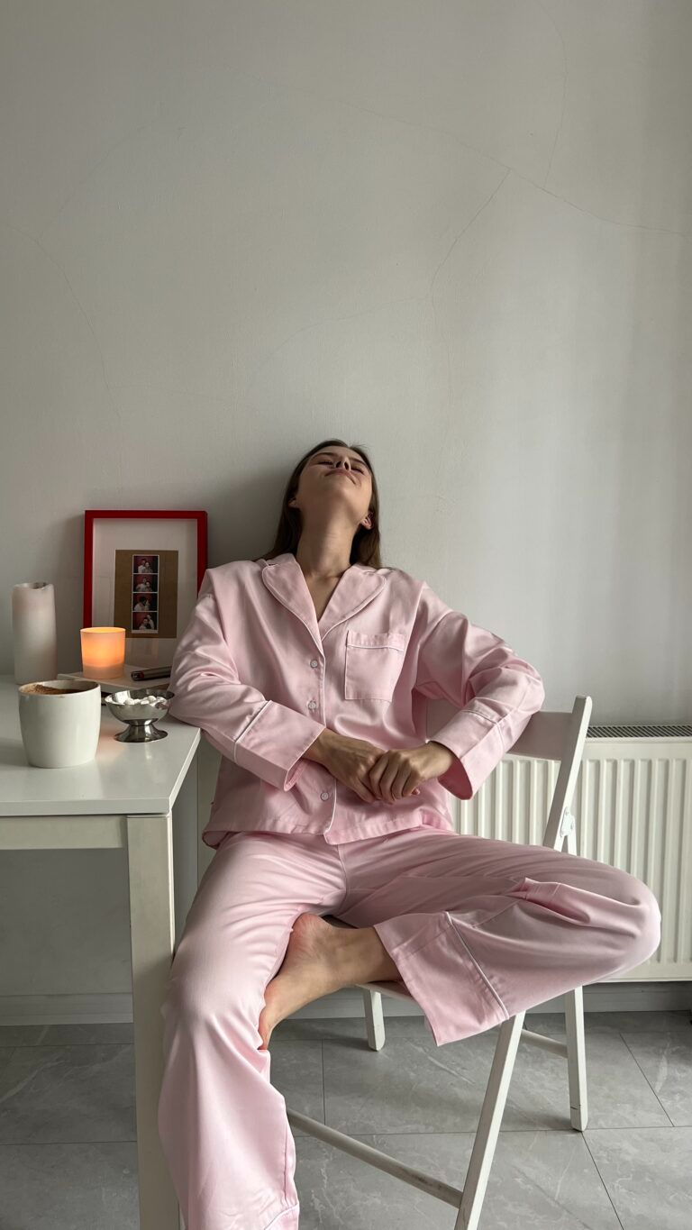 Рожева сатинова піжама з білим кантом