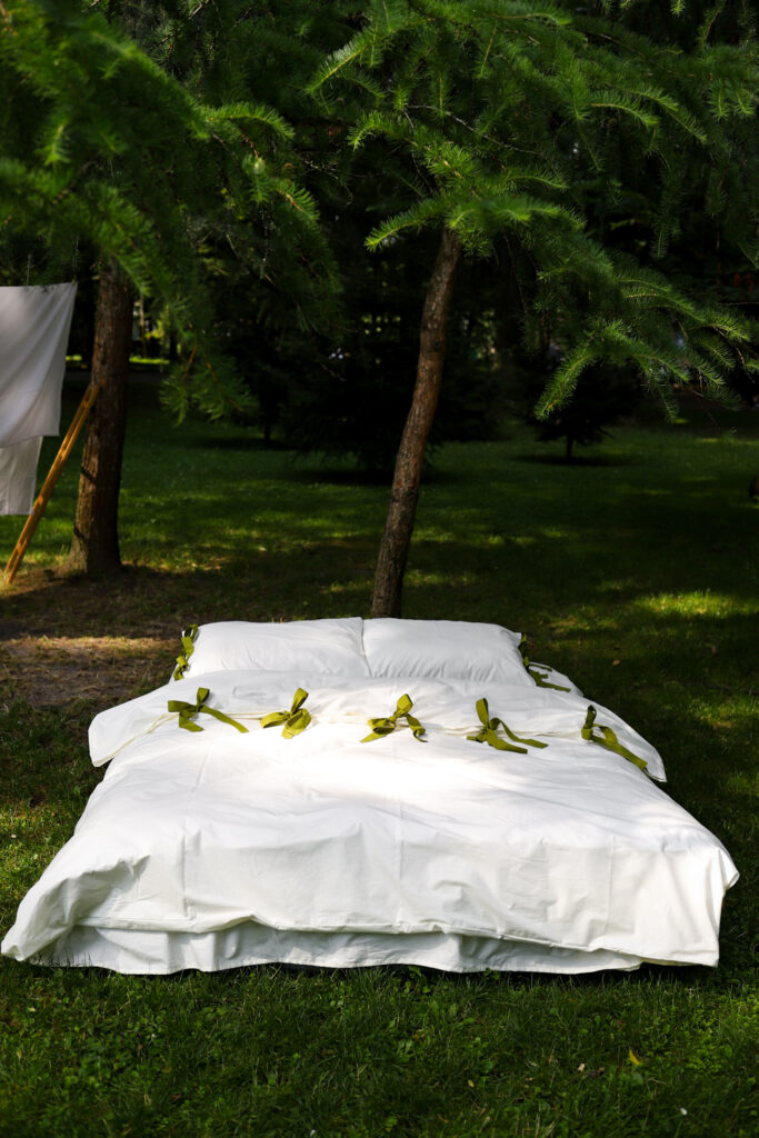 Постільна білизна молочна з зеленими завʼязками