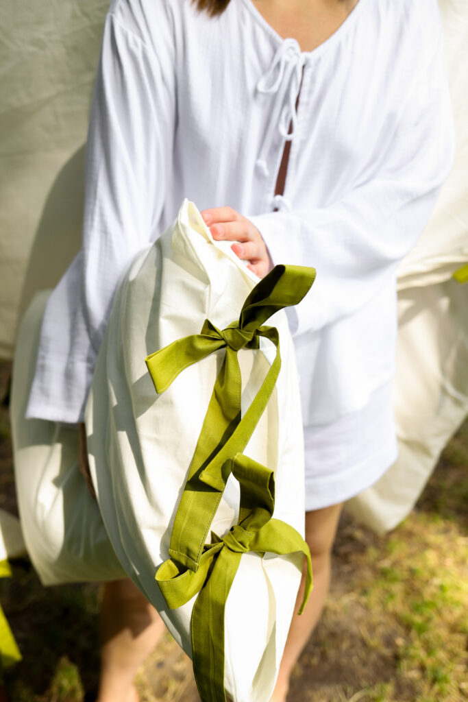 Постільна білизна молочна з зеленими завʼязками