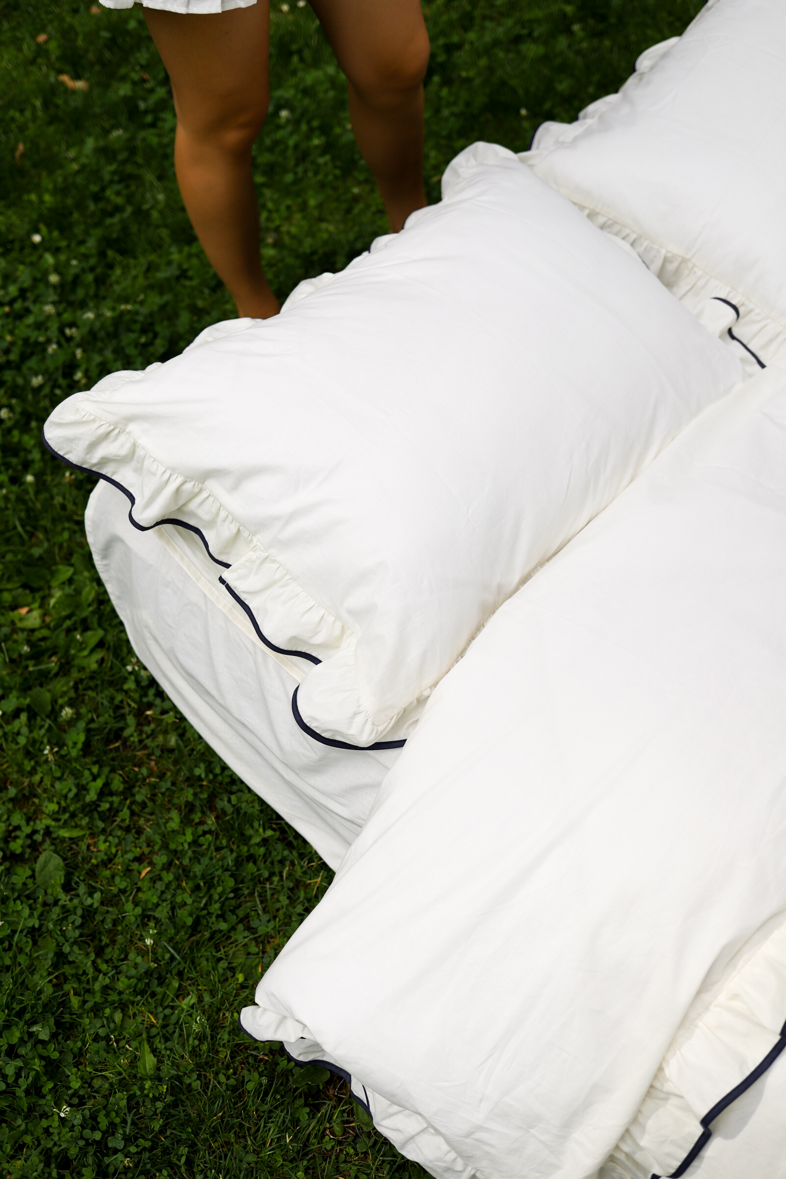 Постільна білизна молочна з рюшами та синім кантом