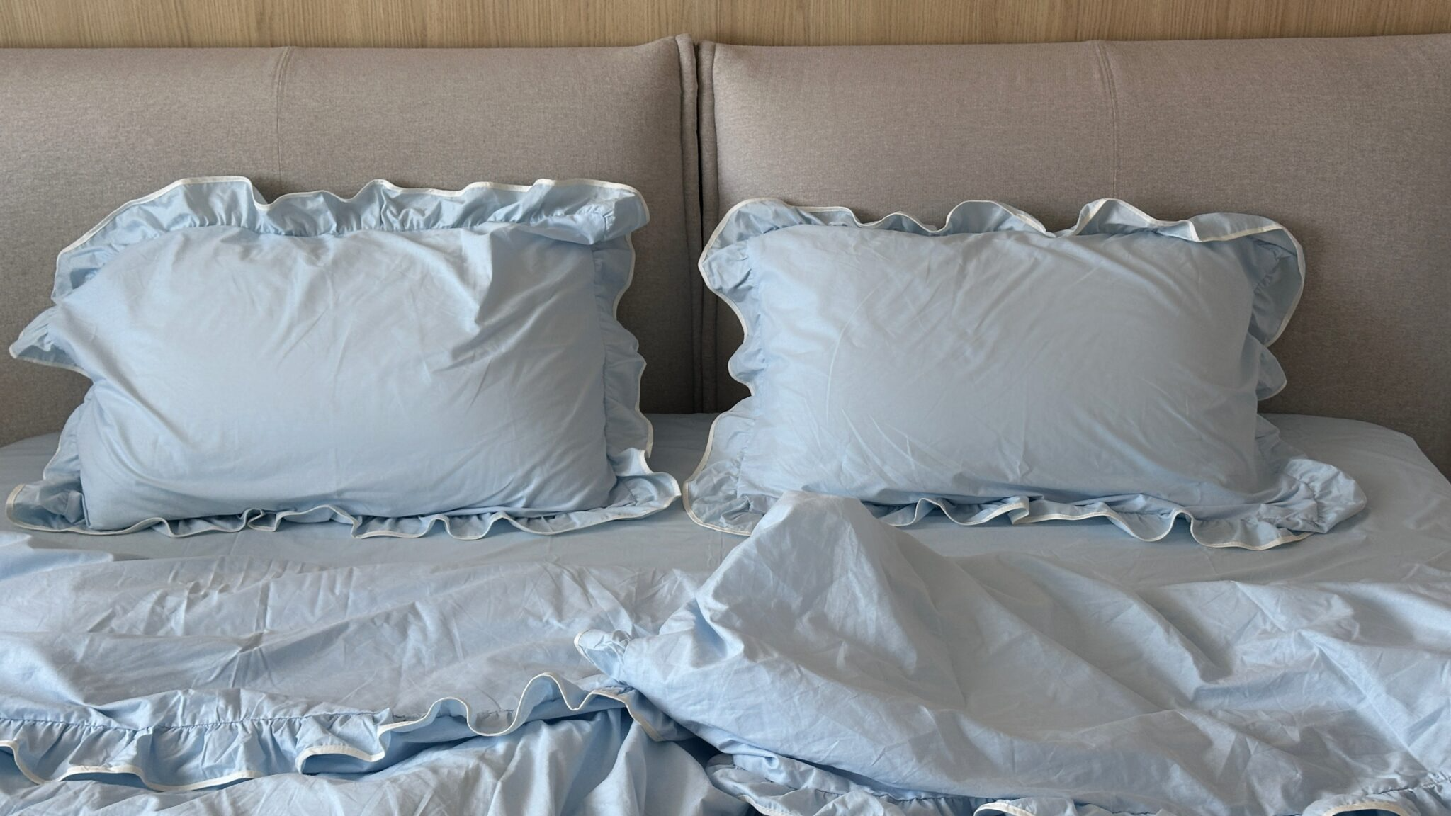 Постільна білизна блакитна з рюшами та білим кантом